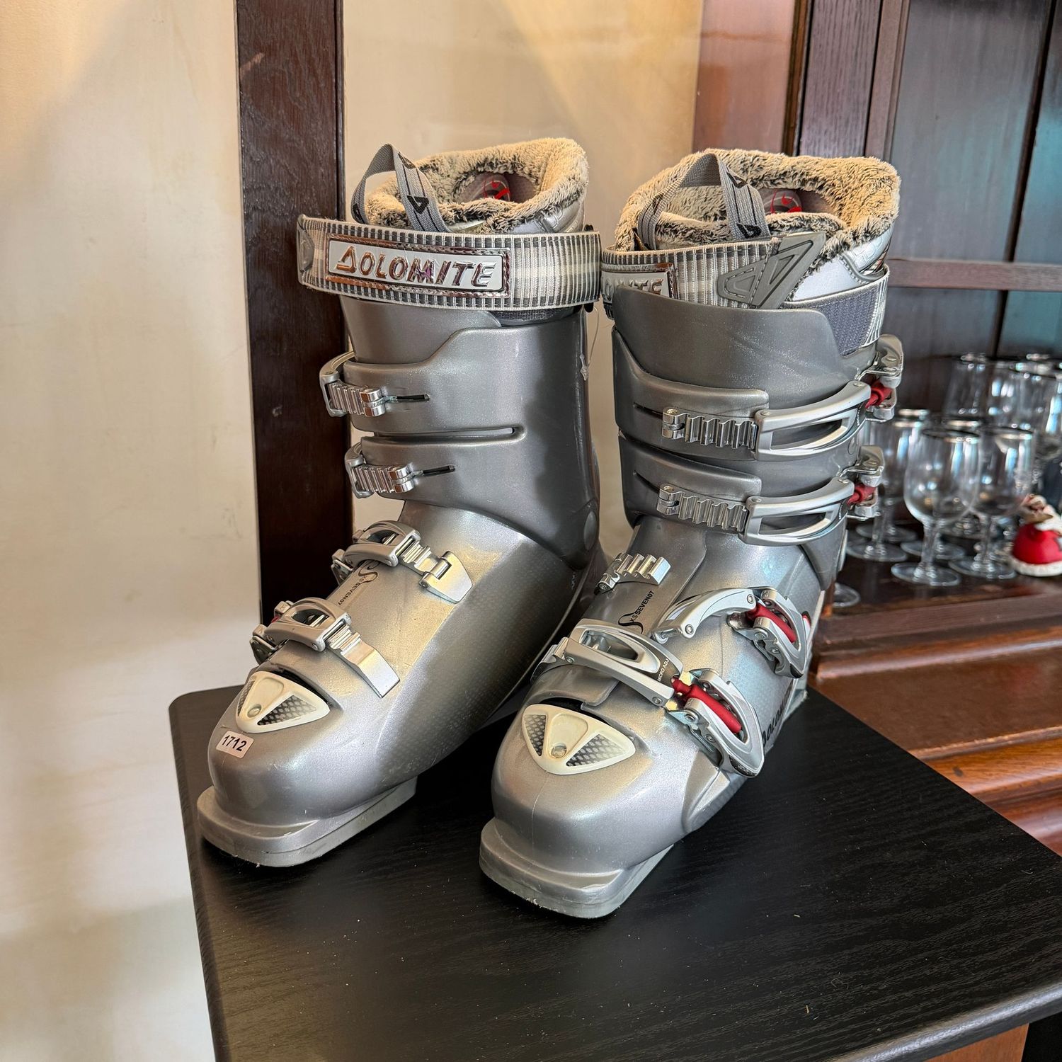 Dolomite ski boots, women's size (see Photo of F Boot Bottom, Men’s 8-8.5??)S1712 Dolomite ski boots, women's size (see Photo of F Boot Bottom, Men’s 8-8.5??)S1712