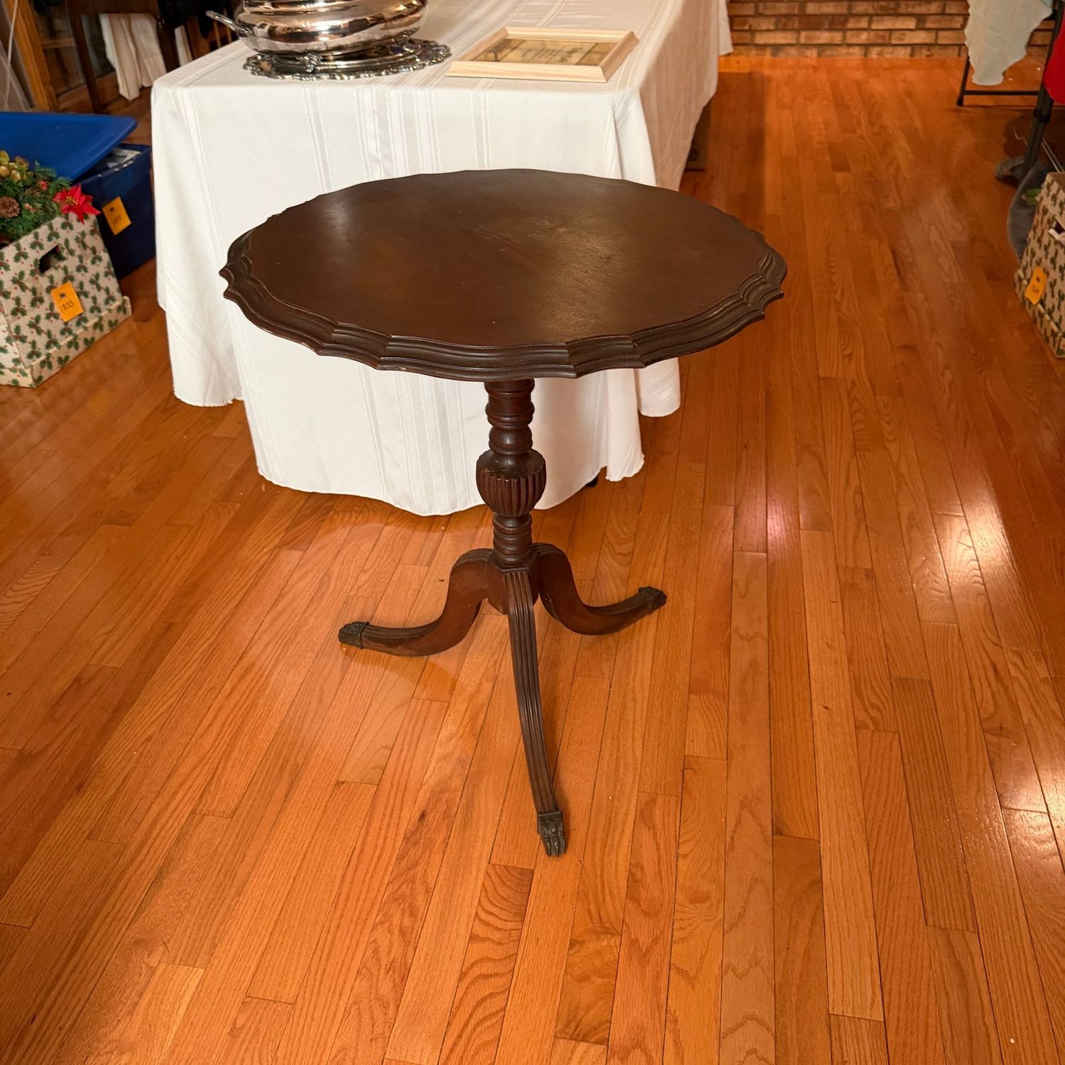 Round tea table with scalloped edge, a little wear (see photos), sturdy, 26 Round tea table with scalloped edge, a little wear (see photos), sturdy, 26"H x 23"W