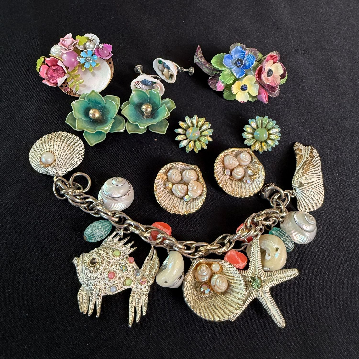 Jewelry Lot R0283 vintage shell/nautical bracelet, earrings, flower earrings and brooches, including Bridgwood Mayflower English brooch Jewelry Lot R0283 vintage shell/nautical bracelet, earrings, flower earrings and brooches, including Bridgwood Mayflower English brooch