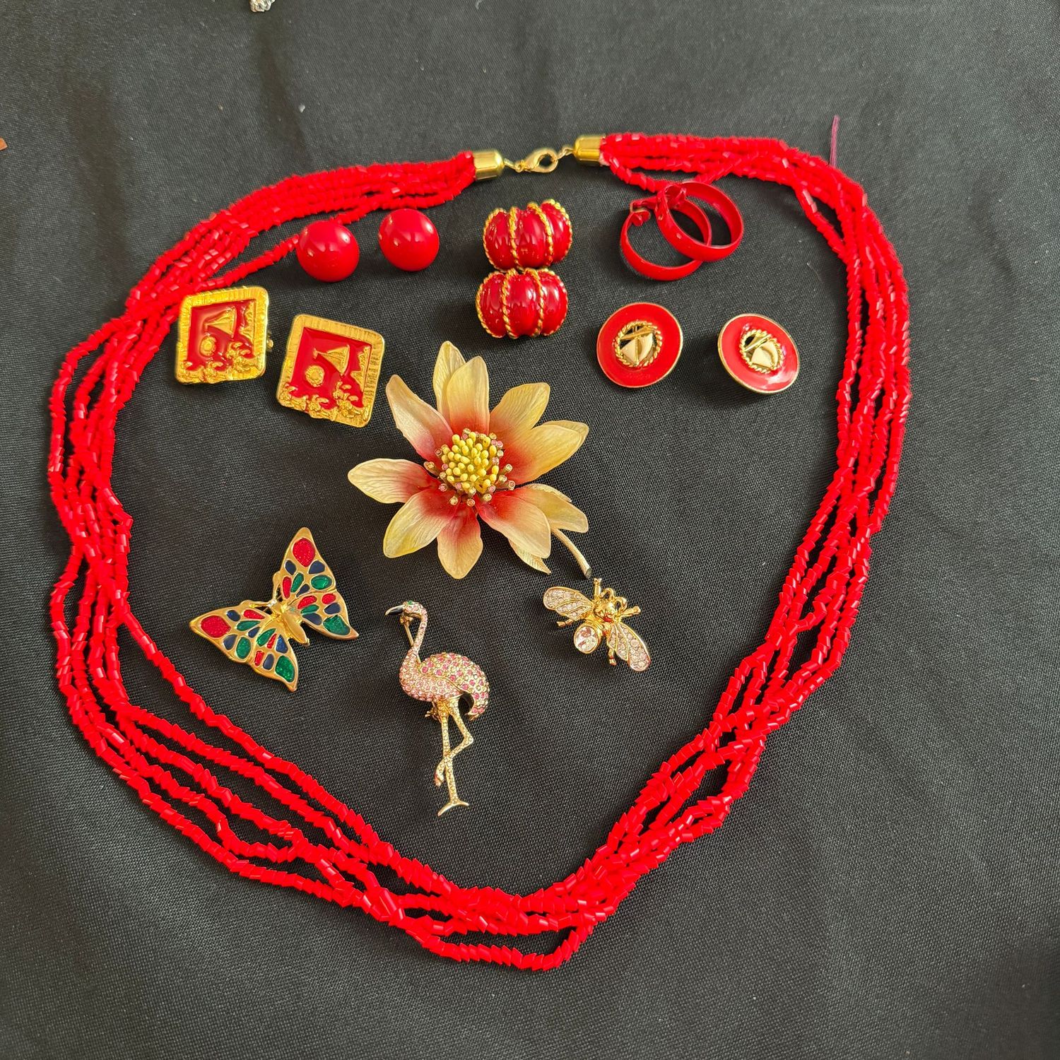 Jewelry Lot R0286 multi-strand red necklace, brooches, clip earrings Jewelry Lot R0286 multi-strand red necklace, brooches, clip earrings