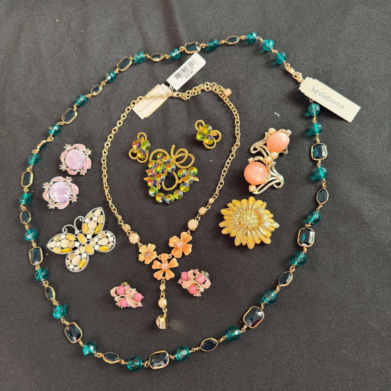 Jewelry Lot R0295 Fun-in-the Sun grouping of vintage & vintage-style jewelry with necklaces, brooches, clip earrings Jewelry Lot R0295 Fun-in-the Sun grouping of vintage & vintage-style jewelry with necklaces, brooches, clip earrings