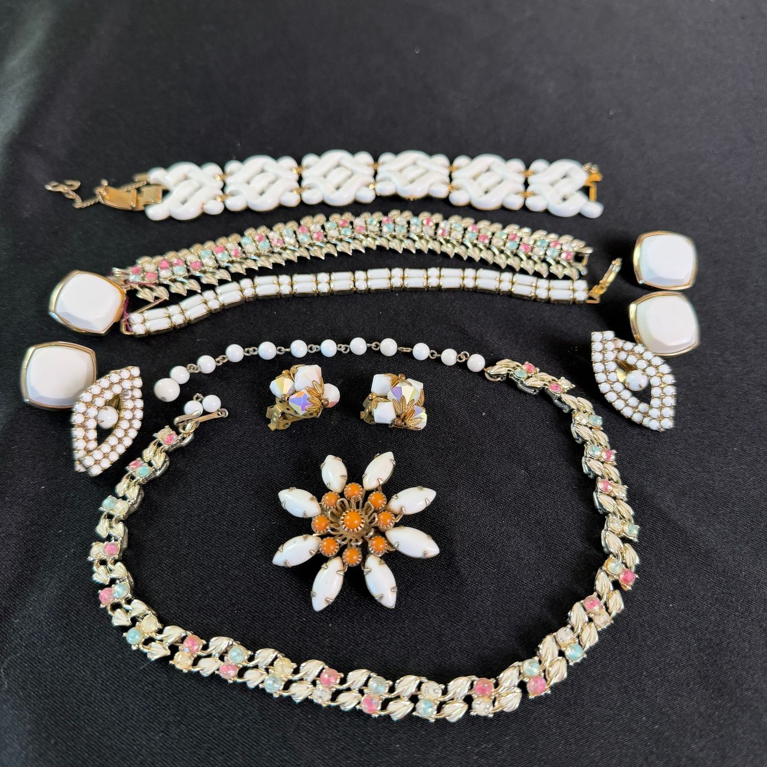 Jewelry Lot R0276 Beautiful vintage brooch, clip earrings, necklace, including Monet and Coro Jewelry Lot R0276 Beautiful vintage brooch, clip earrings, necklace, including Monet and Coro