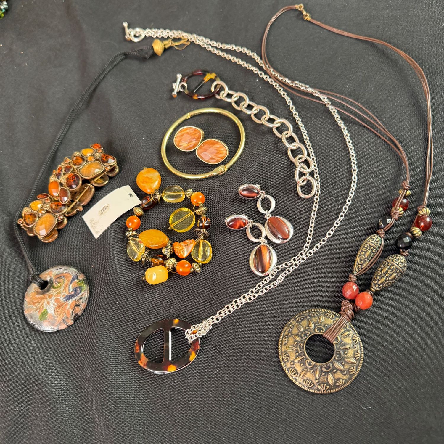 Jewelry Lot R0292 earth-tone necklaces, bracelets, earrings Jewelry Lot R0292 earth-tone necklaces, bracelets, earrings