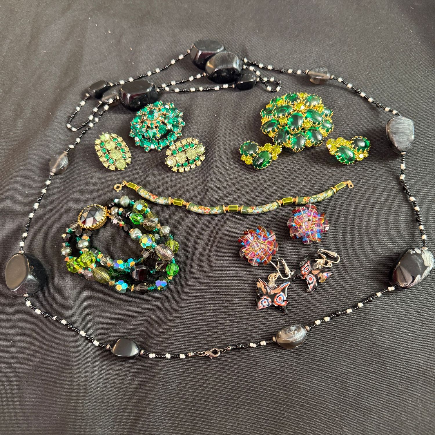 Jewelry Lot R0298 long black beaded necklace, gorgeous green bracelets, plus coordinating brooch and earrings Jewelry Lot R0298 long black beaded necklace, gorgeous green bracelets, plus coordinating brooch and earrings