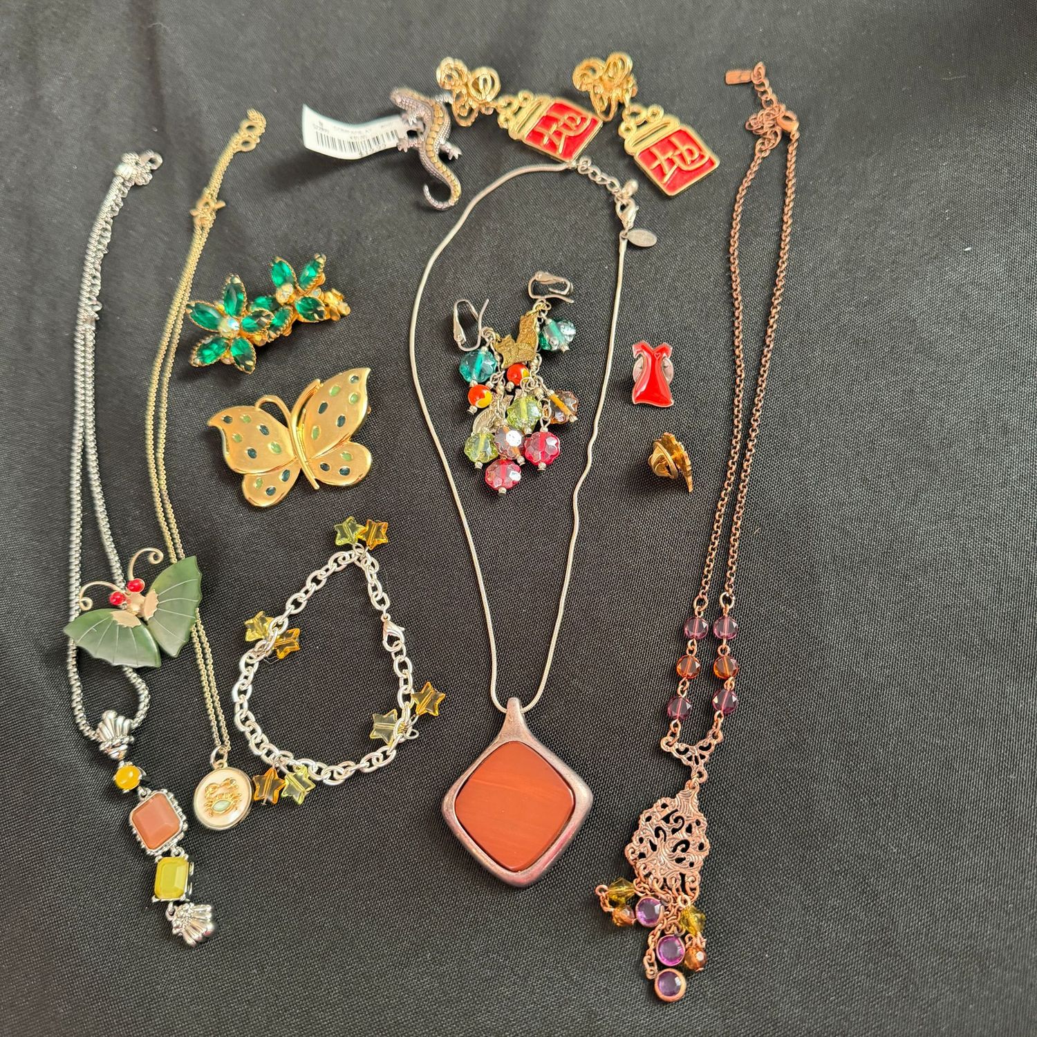 Jewelry Lot R0299 warm colors with necklaces, bracelet, clip earrings and small brooches