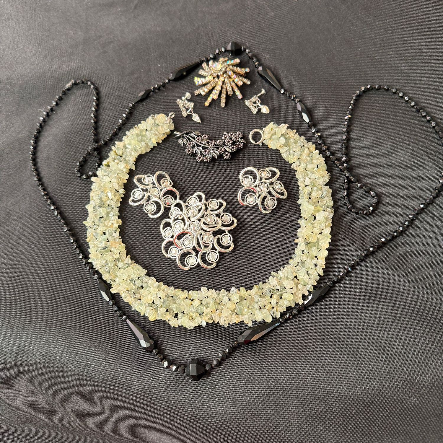 Jewelry Lot R0315 elegant grouping of long black beaded necklace, chip stone necklace, rhinestone & silver-tone earrings and brooches Jewelry Lot R0315 elegant grouping of long black beaded necklace, chip stone necklace, rhinestone & silver-tone earrings and brooches
