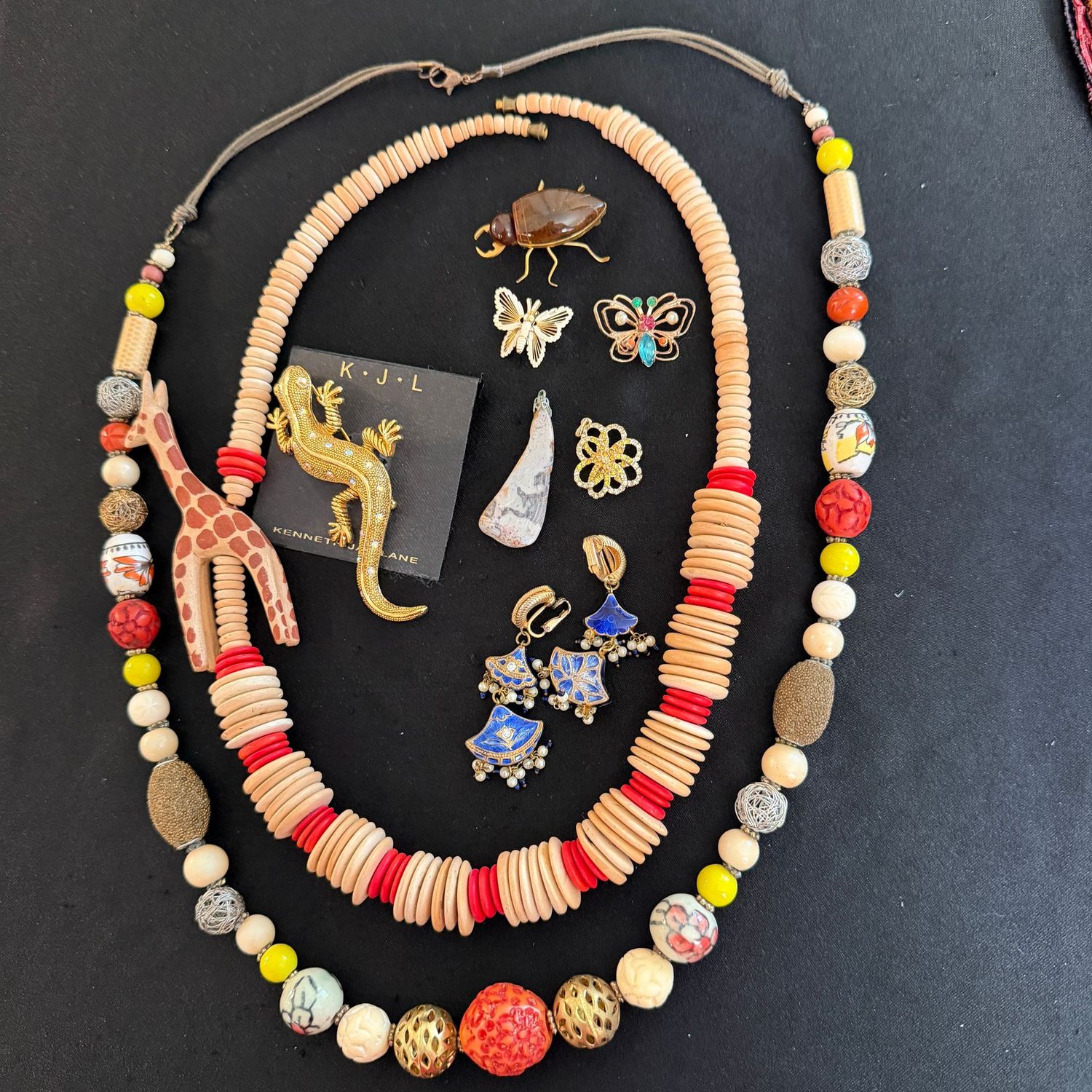 Jewelry Lot R0317 back-to-nature beaded necklaces, butterfly, beetle, Kenneth Lane salamander Jewelry Lot R0317 back-to-nature beaded necklaces, butterfly, beetle, Kenneth Lane salamander