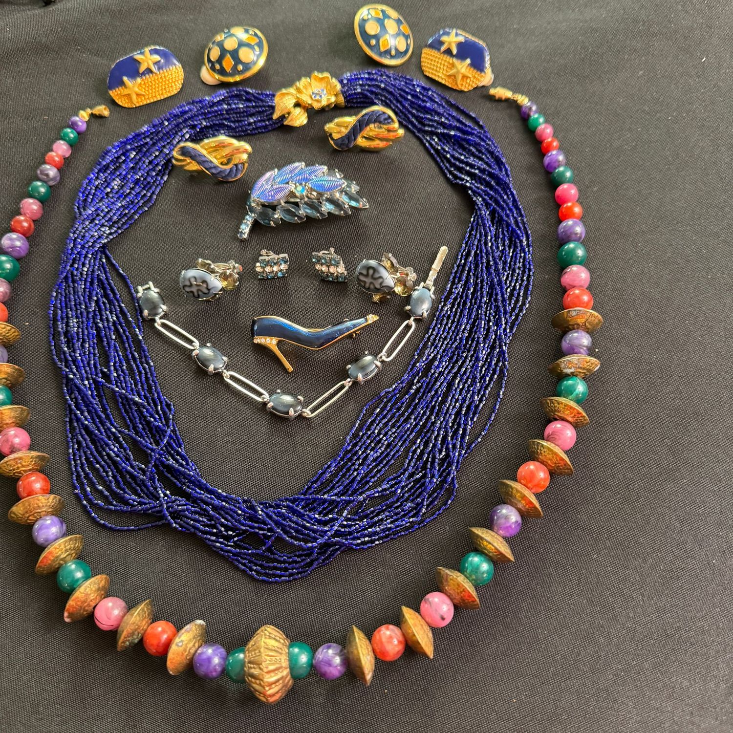 Jewelry Lot R0310 chunky multi-color beaded necklace, multi-strand necklace, bracelet, brooch, earrings Jewelry Lot R0310 chunky multi-color beaded necklace, multi-strand necklace, bracelet, brooch, earrings