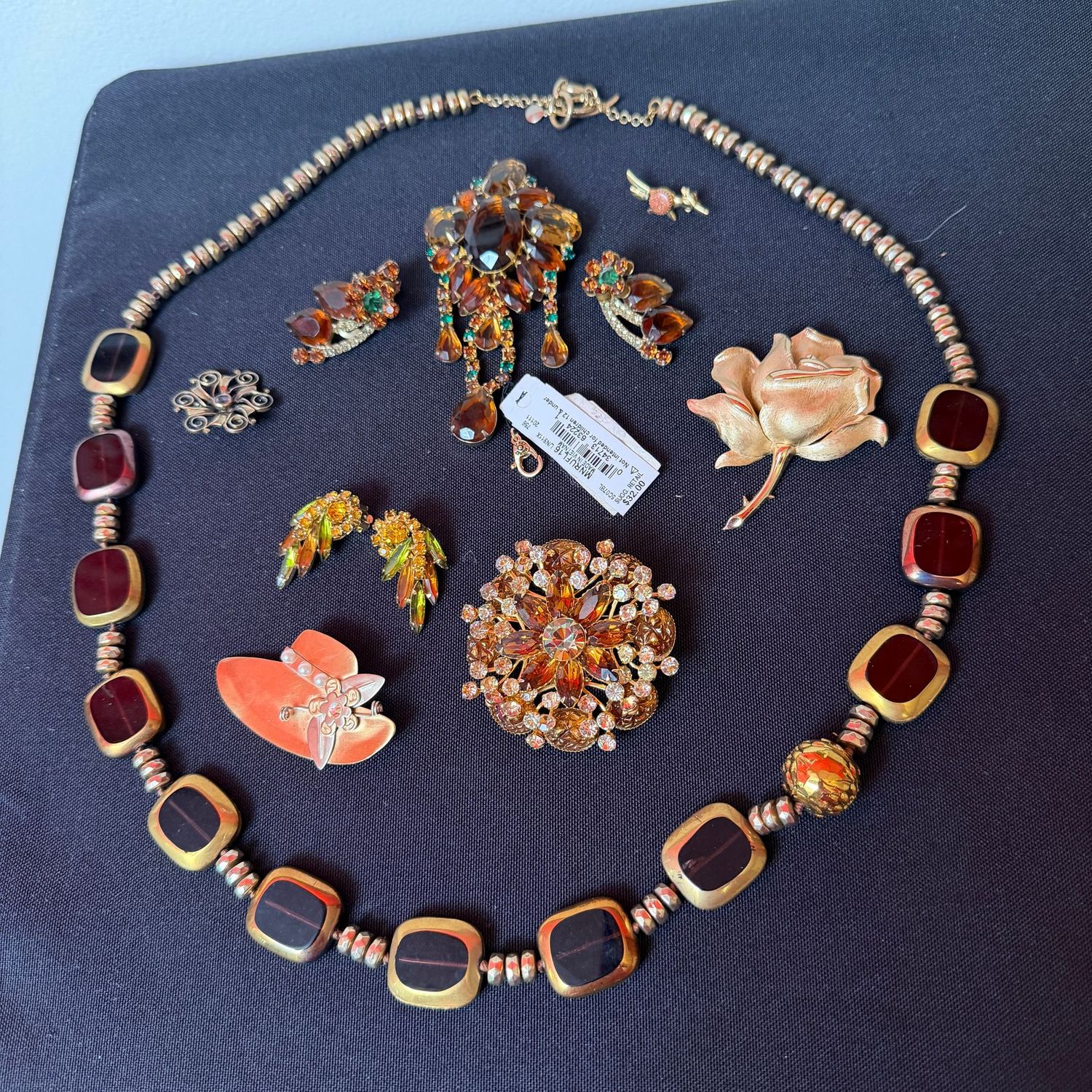 Jewelry Lot R0311 beautiful necklace, intricate brooches, clip earrings Jewelry Lot R0311 beautiful necklace, intricate brooches, clip earrings
