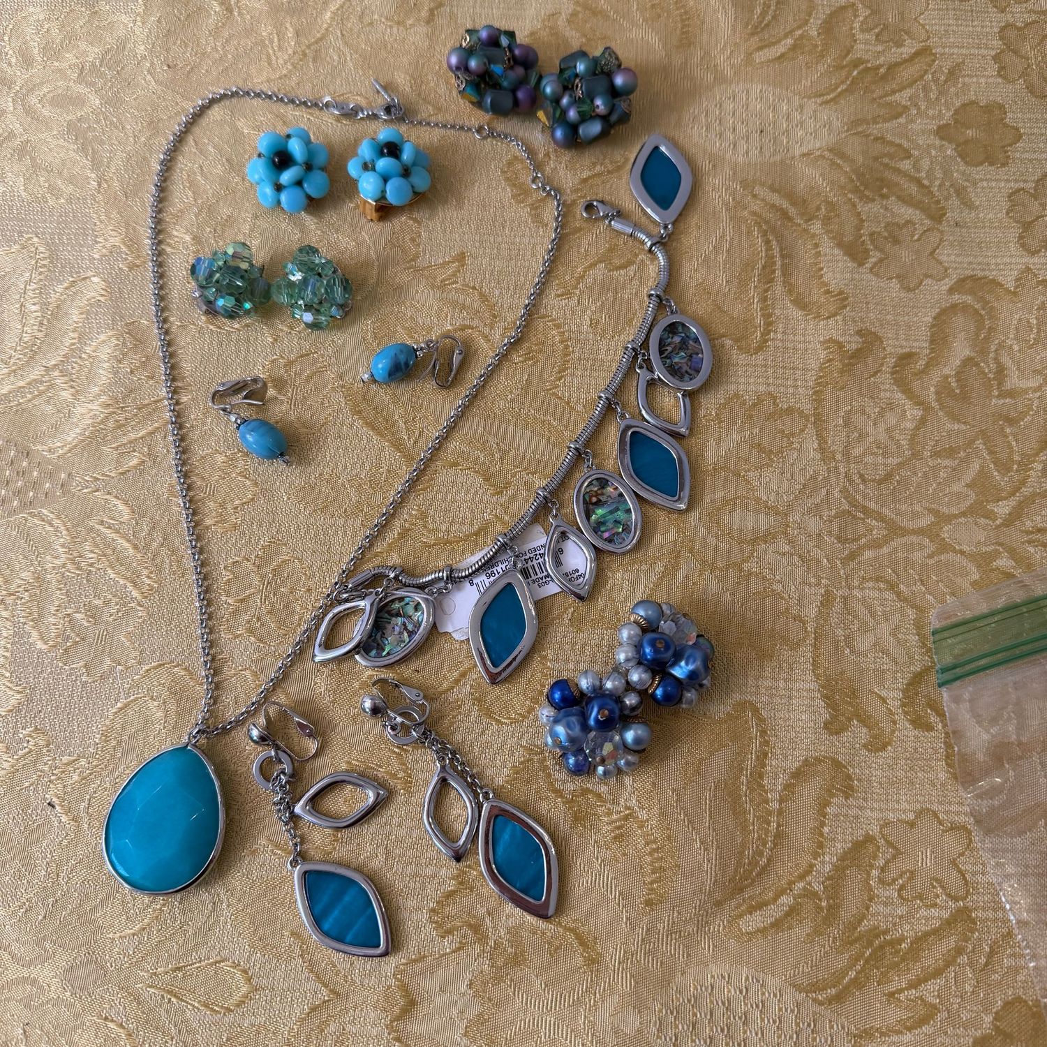 Jewelry Lot R0322 variety of blue with turquoise-colored necklace, bracelet, cluster and drop earrings Jewelry Lot R0322 variety of blue with turquoise-colored necklace, bracelet, cluster and drop earrings