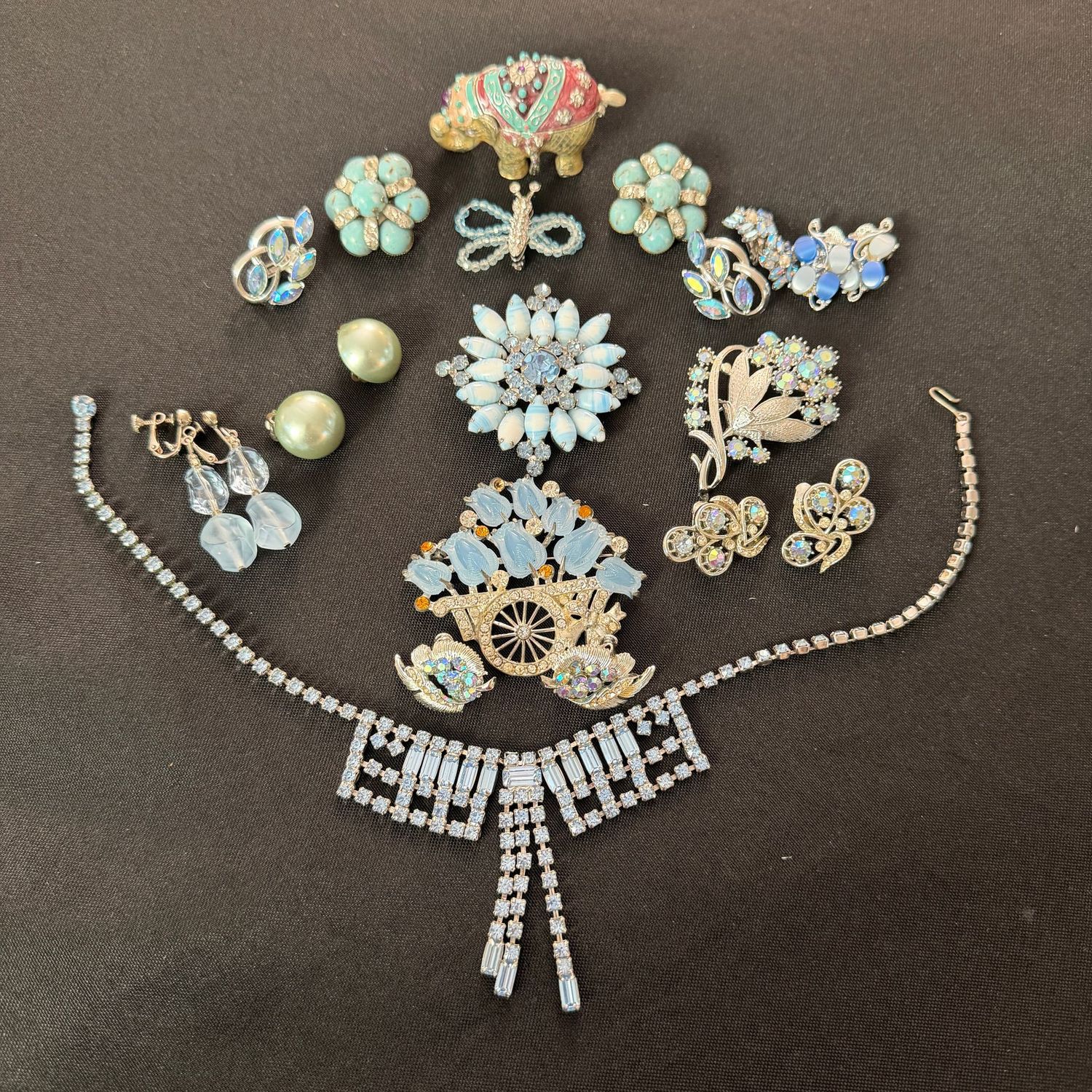 Jewelry Lot R0332 garden cart brooch, elephant trinket box, clip earrings, blue brooches Jewelry Lot R0332 garden cart brooch, elephant trinket box, clip earrings, blue brooches