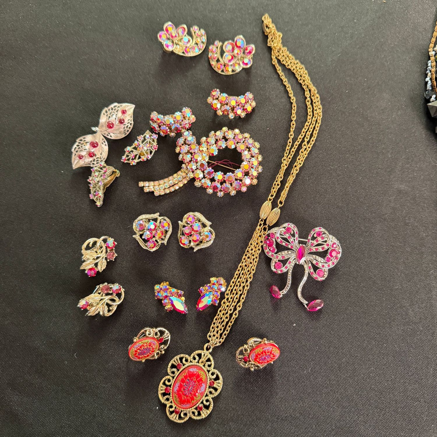 Jewelry Lot R0335 iridescent pink earrings, brooches, Tara Moroccan necklace and earrings, Trifari earrings Jewelry Lot R0335 iridescent pink earrings, brooches, Tara Moroccan necklace and earrings, Trifari earrings