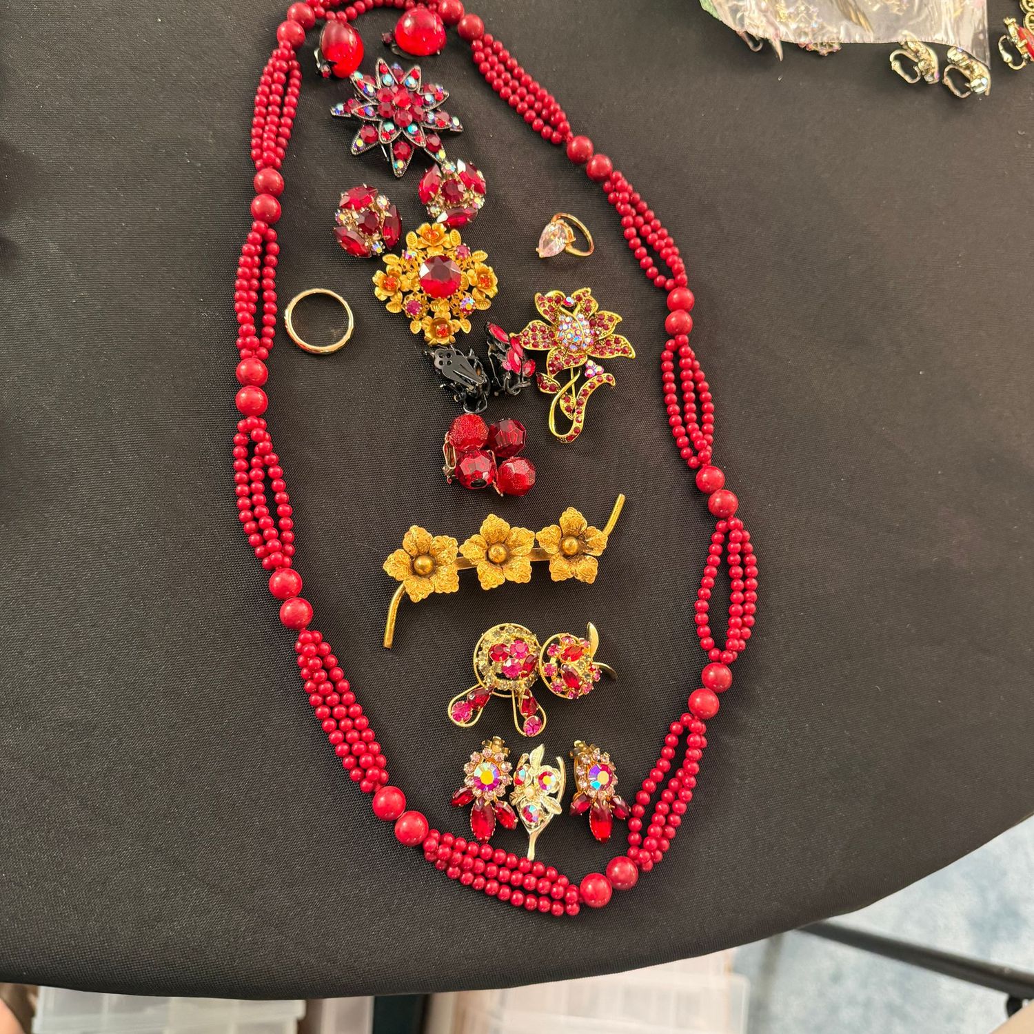 Jewelry Lot R0334 Long red beaded necklace, lovely brooches and earrings in red Jewelry Lot R0334 Long red beaded necklace, lovely brooches and earrings in red
