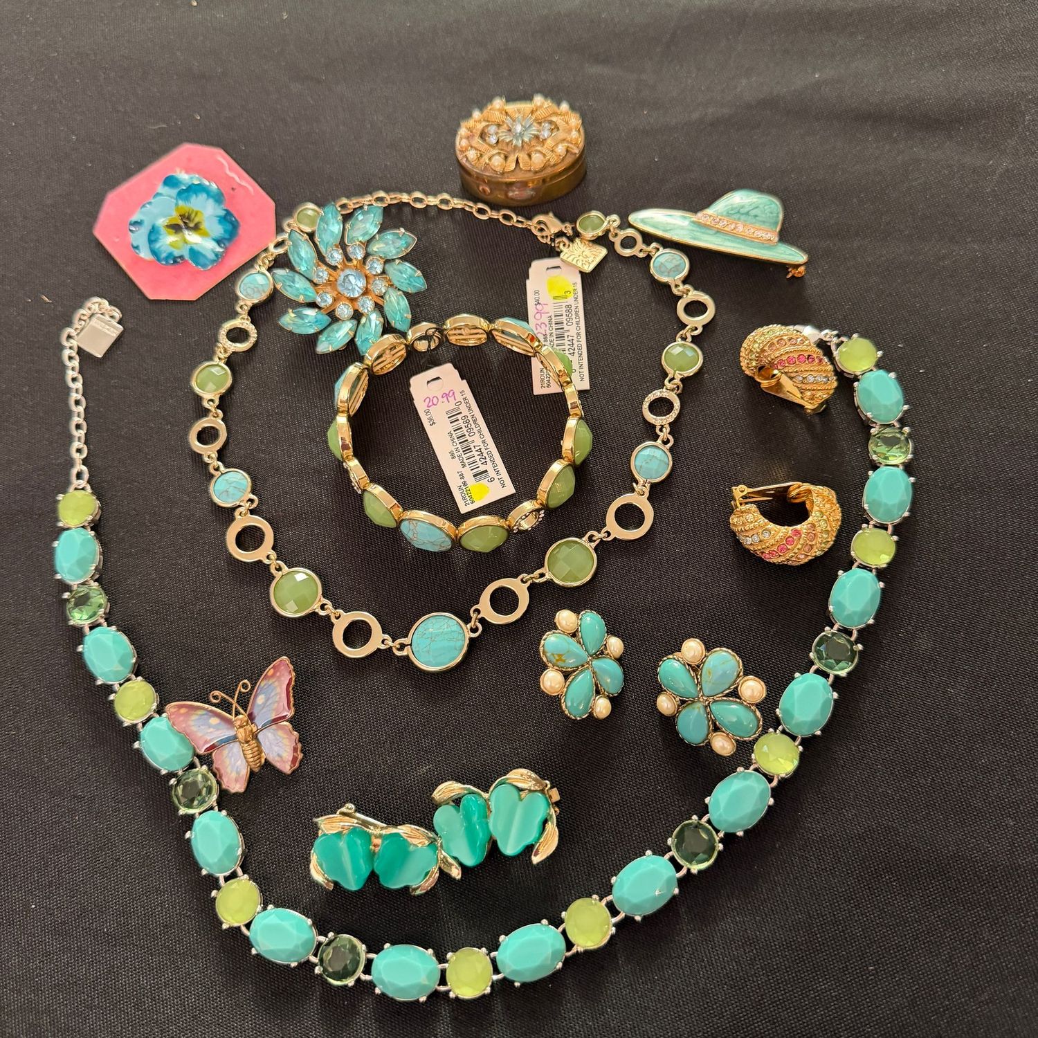 Jewelry Lot R0337 green and turquoise color necklaces, bracelet, pins, earrings Jewelry Lot R0337 green and turquoise color necklaces, bracelet, pins, earrings