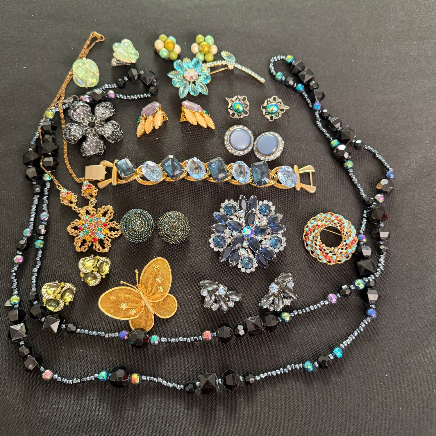 Jewelry Lot R0336: a variety of earrings, brooches, earrings, necklaces Jewelry Lot R0336: a variety of earrings, brooches, earrings, necklaces