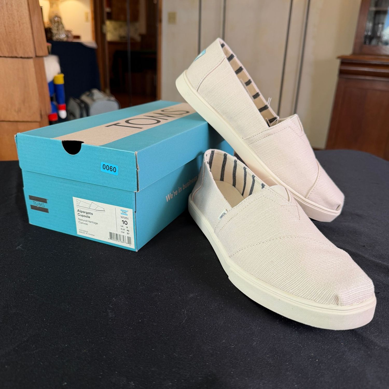 Tom's Natural Heritage Canvas, women's size 10 shoes, unworn, B0060 Tom's Natural Heritage Canvas, women's size 10 shoes, unworn, B0060