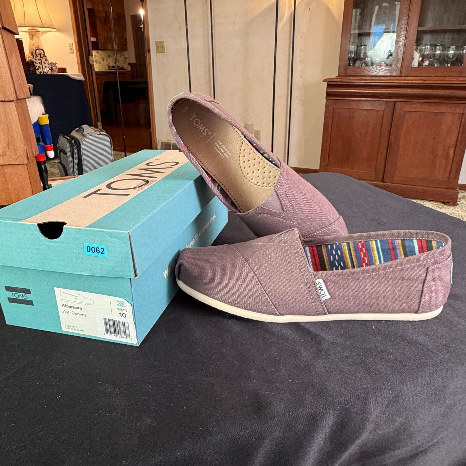 Tom's ash canvas women's size 10 shoes, unworn, B0062 Tom's ash canvas women's size 10 shoes, unworn, B0062