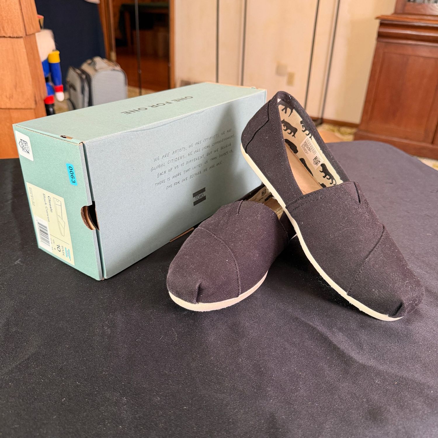 Tom's classic black canvas women's size 10 shoes, minimal wear (some marks on sole), B0063 Tom's classic black canvas women's size 10 shoes, minimal wear (some marks on sole), B0063