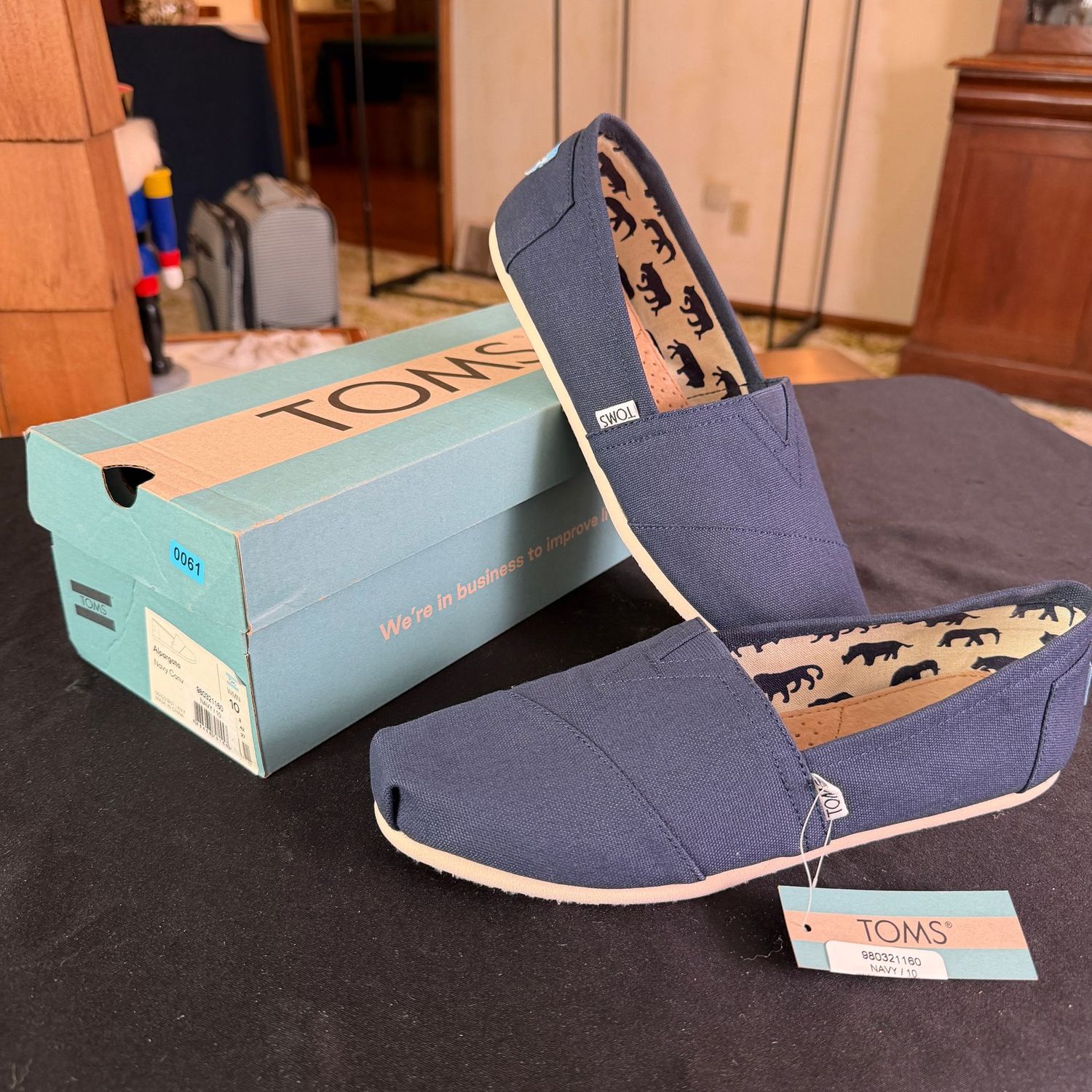 Tom's navy canvas women's size 10 shoes, unworn, B0061 Tom's navy canvas women's size 10 shoes, unworn, B0061