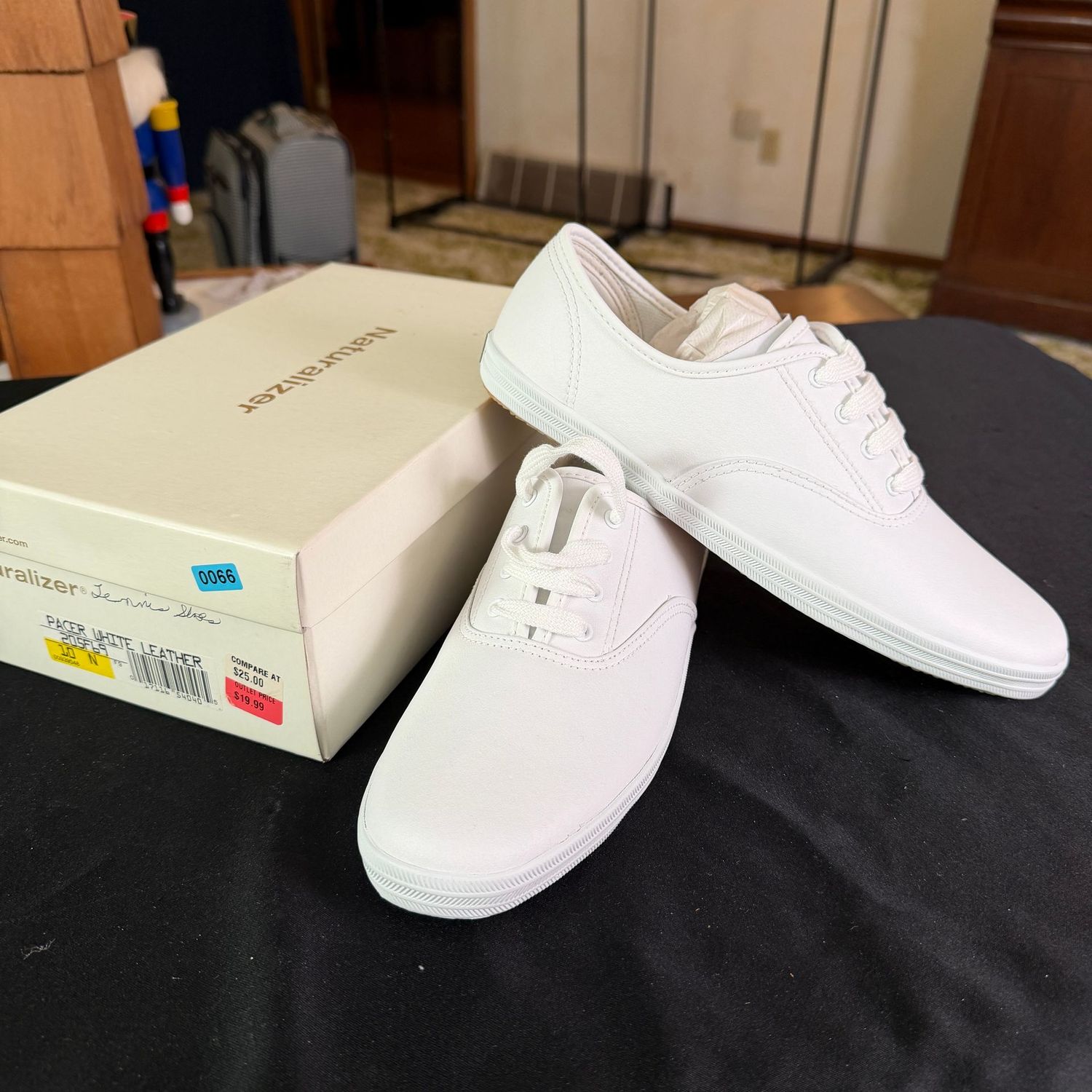 Naturalizer pacer white leather tennis shoes, women's size 10N shoes, unworn, B0066 Naturalizer pacer white leather tennis shoes, women's size 10N shoes, unworn, B0066