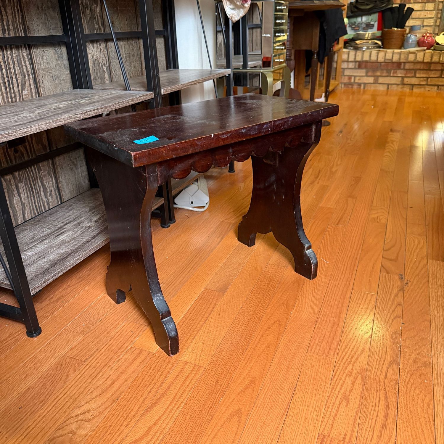 Mahogany bench seat with scalloped apron, 17 Mahogany bench seat with scalloped apron, 17"H x 20"L x 11"D, B0108