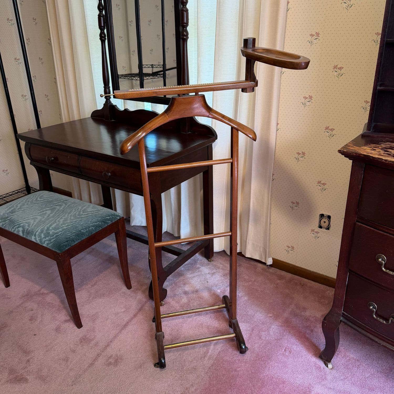 Vintage Italian suit stand, gentleman's valet Vintage Italian suit stand, gentleman's valet