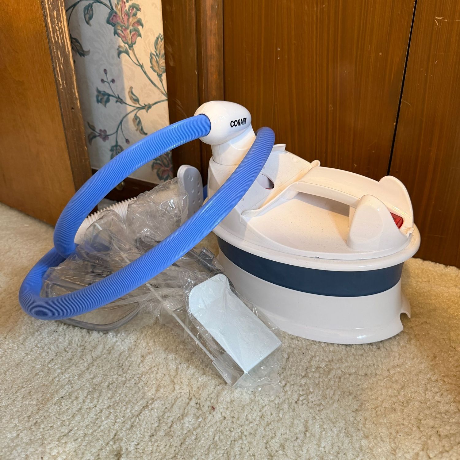 White Conair clothing steamer, works on initial test, appears in good condition White Conair clothing steamer, works on initial test, appears in good condition