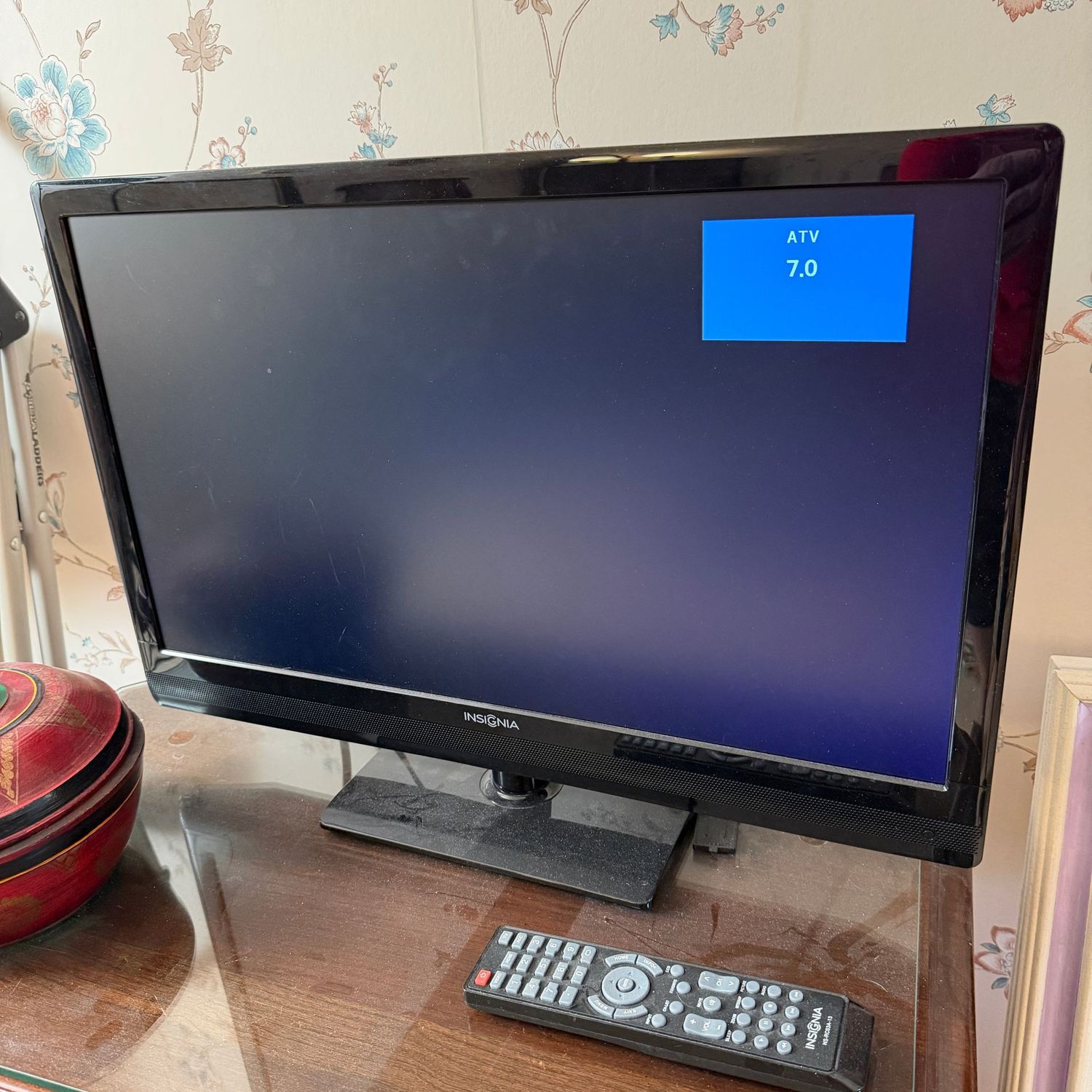 Insignia 24 Insignia 24" TV, 2012, with controller, appears to work well