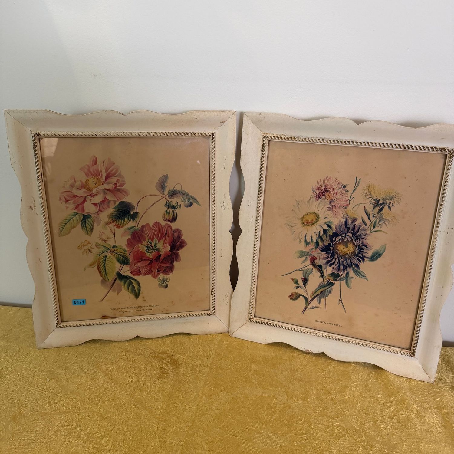 Pair of vintage floral prints in scalloped frame, some wear to both, B0171, 14 Pair of vintage floral prints in scalloped frame, some wear to both, B0171, 14" x 12"
