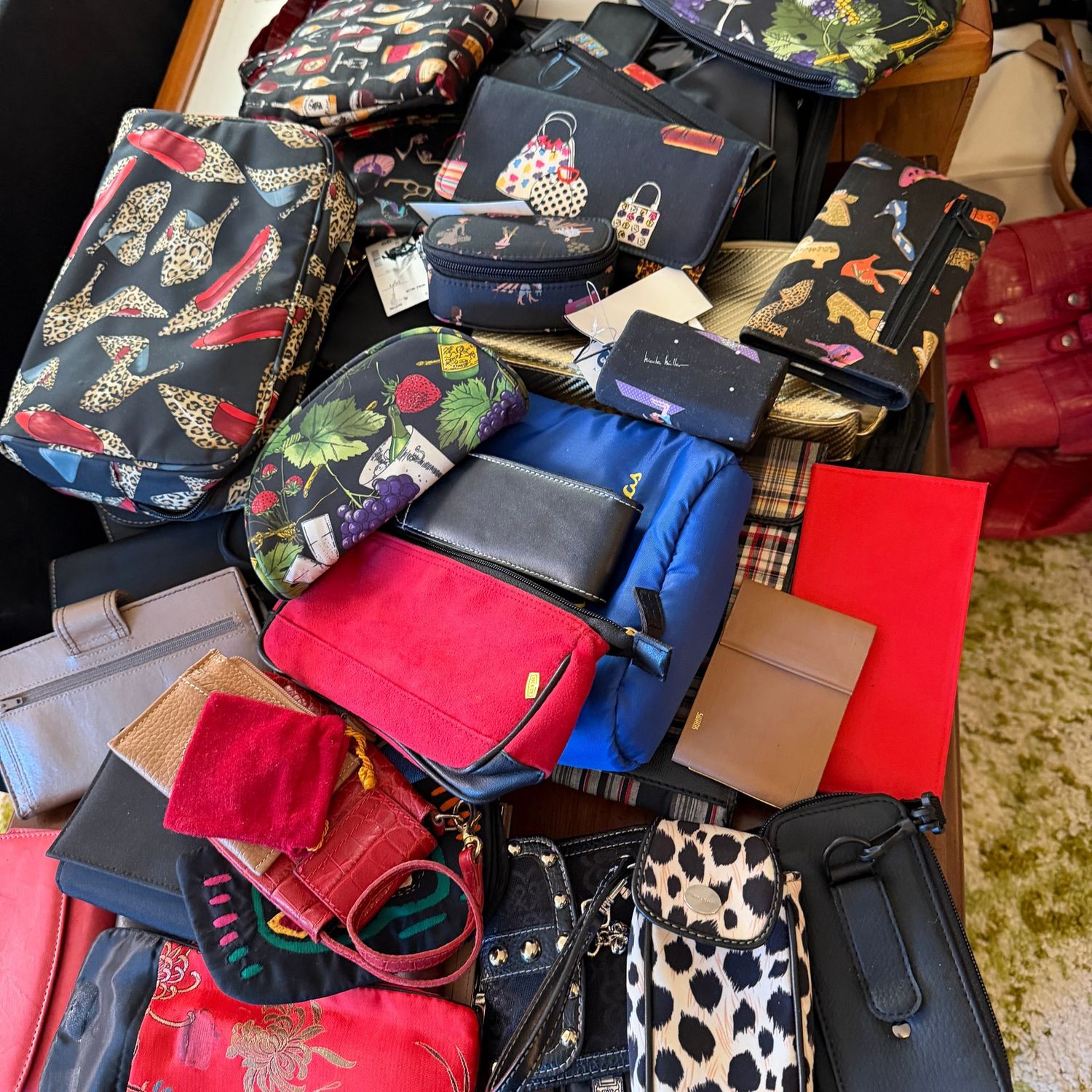 Mystery lot of wallets, small pouches, small purses, B0192 Mystery lot of wallets, small pouches, small purses, B0192