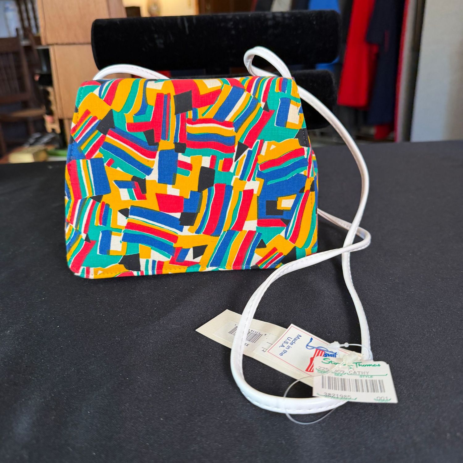 Vintage mod small purse from Stone & Thomas, 7 Vintage mod small purse from Stone & Thomas, 7"W, B0221