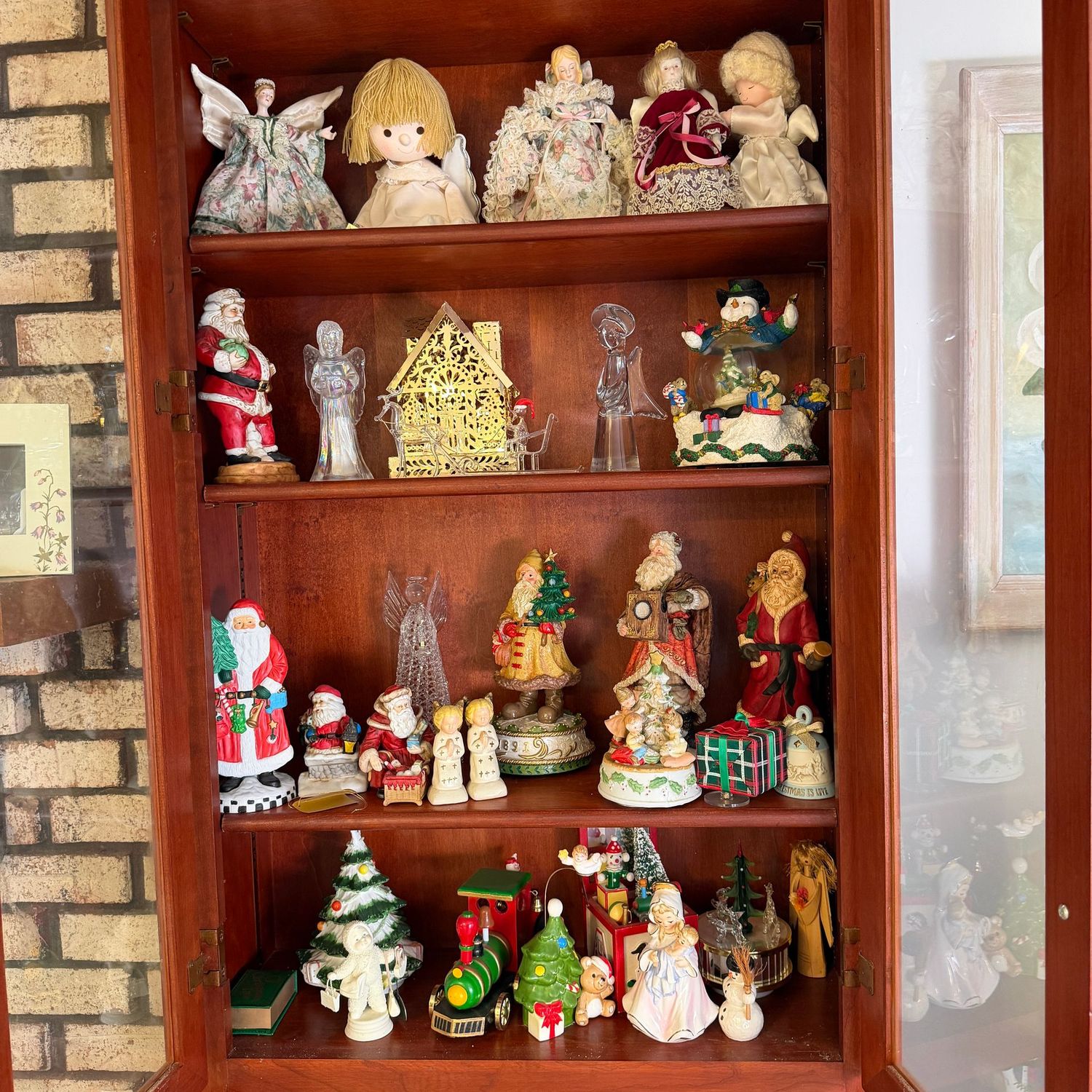Four shelves filled with great classic and vintage Christmas decorations, all 2-8 Four shelves filled with great classic and vintage Christmas decorations, all 2-8"H