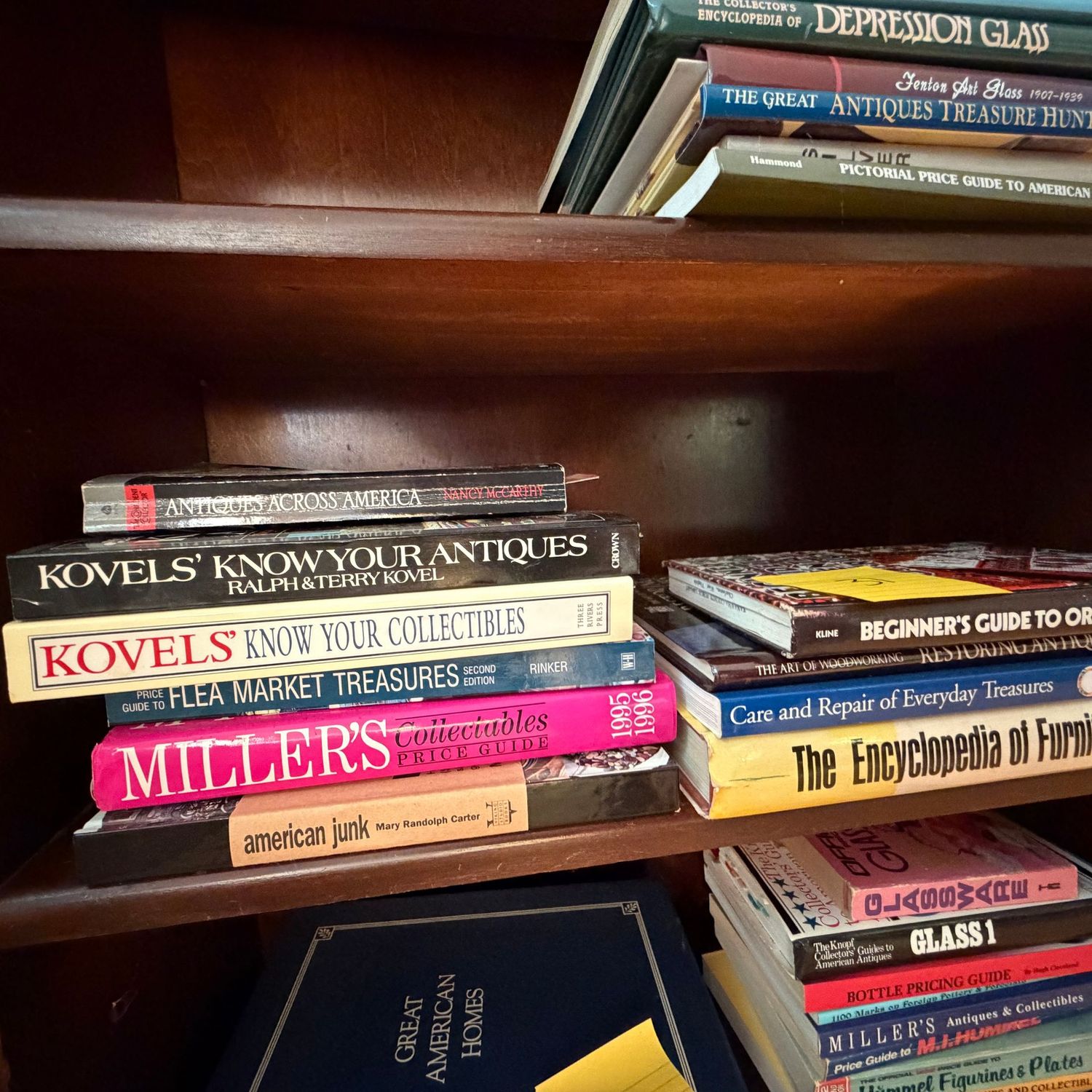 Book lot 31, Shelf of books including Oriental Rugs, Encyclopedia of Furniture, Kovels Book lot 31, Shelf of books including Oriental Rugs, Encyclopedia of Furniture, Kovels