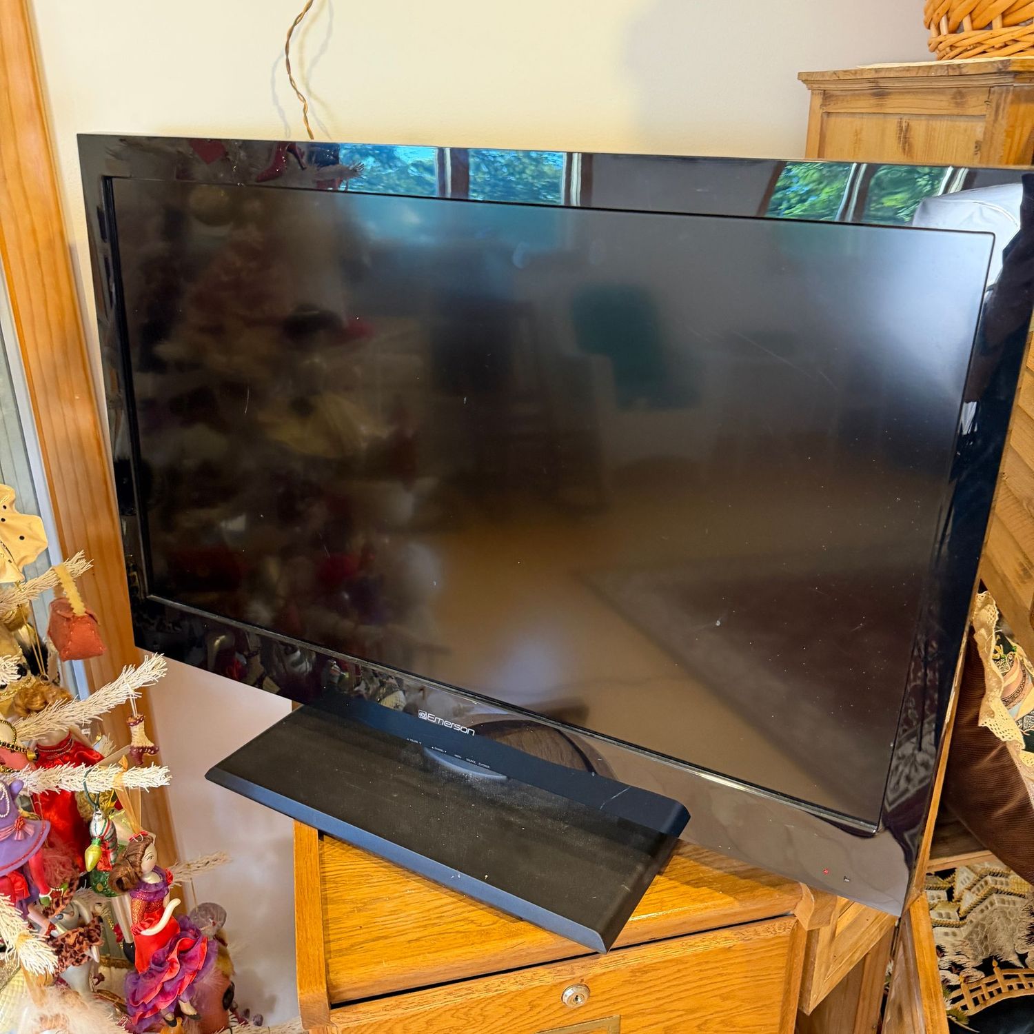 Emerson 32" TV with controller (2012) This item is upstairs