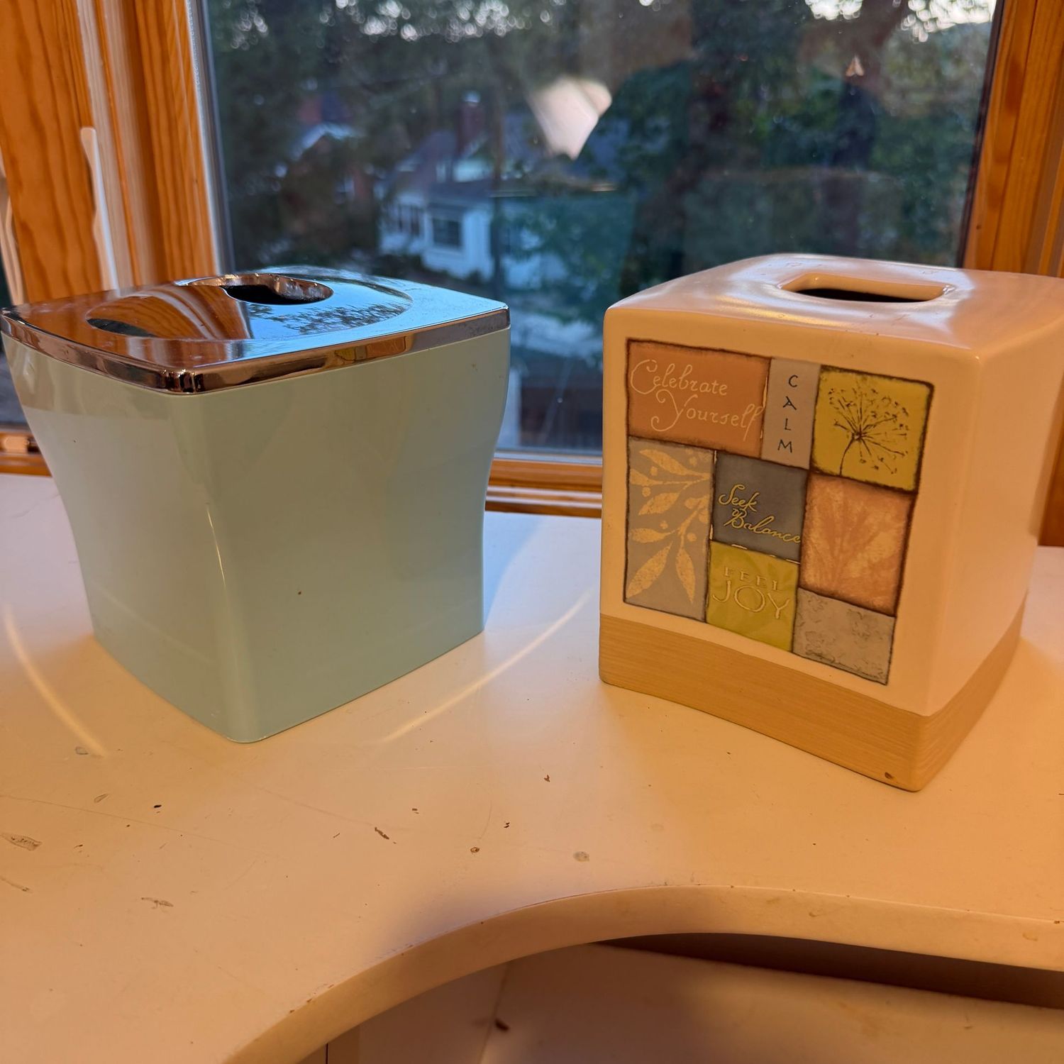 Square tissue holders, ceramic and blue plastic & chrome Square tissue holders, ceramic and blue plastic & chrome