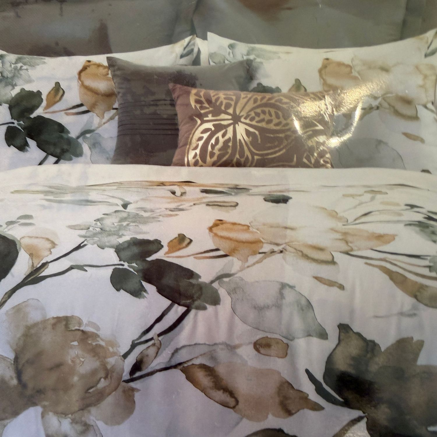 Pretty fall color queen comforter with shams and throw pillows (no bed skirt)