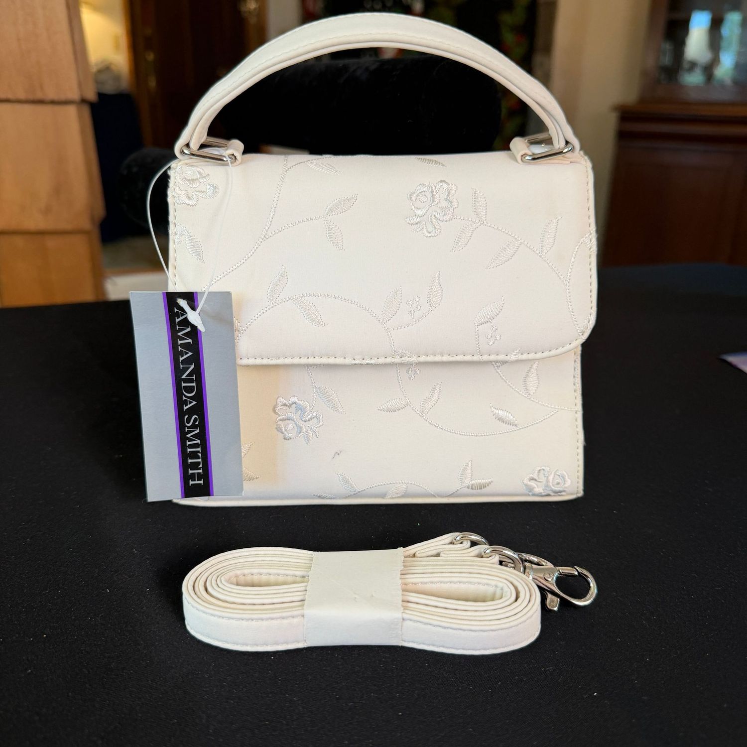 Amanda Smith embroidered ivory evening bag purse with extra strap, minor mark under closure (see pic), 7 Amanda Smith embroidered ivory evening bag purse with extra strap, minor mark under closure (see pic), 7"W, B0239