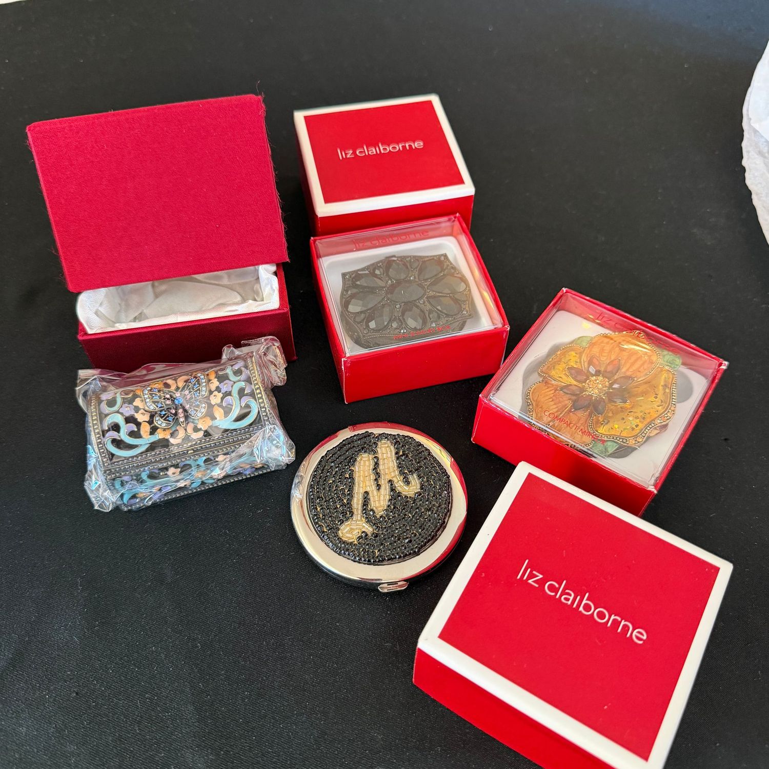 Jewelry lot R0363 Trinket boxes and beaded compact Jewelry lot R0363 Trinket boxes and beaded compact