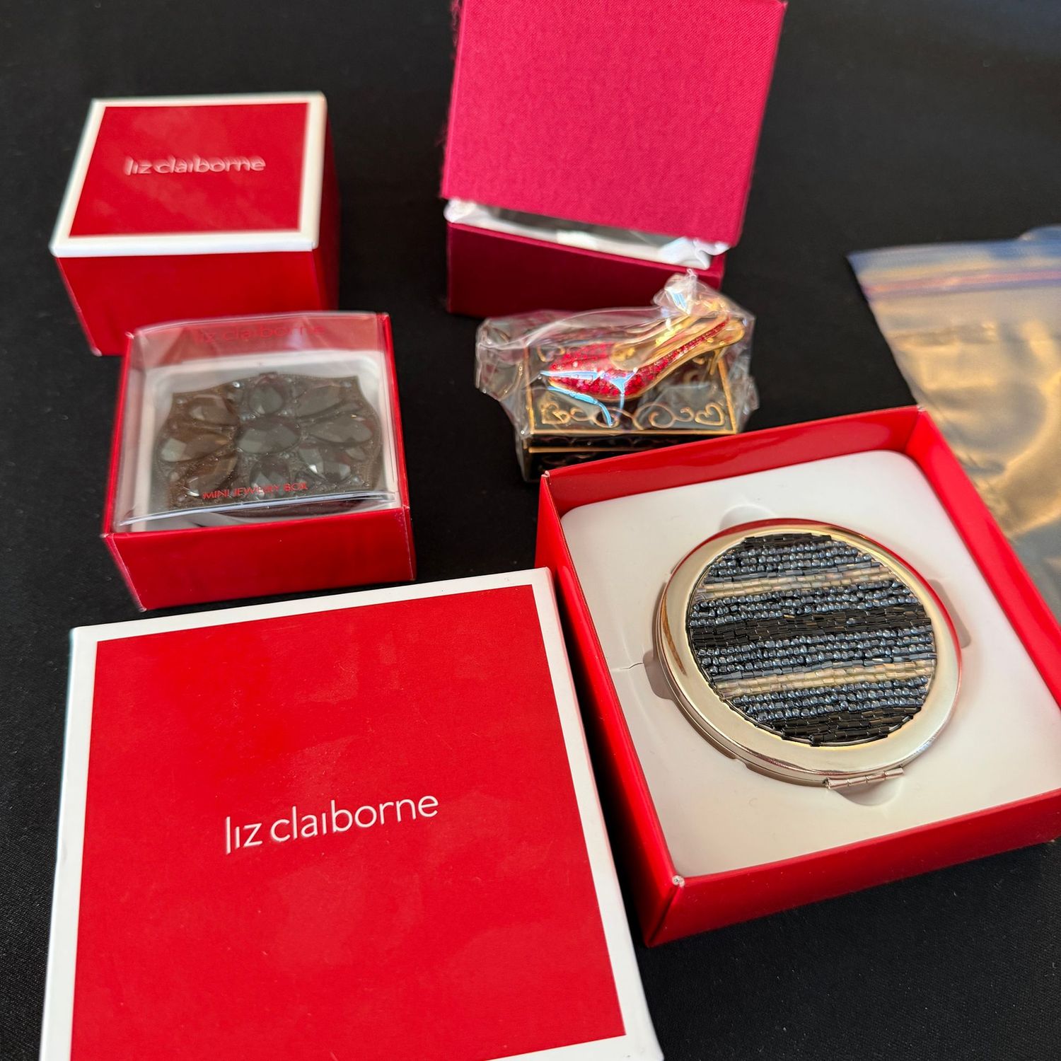 Jewelry lot R0364 Trinket boxes and compact Jewelry lot R0364 Trinket boxes and compact