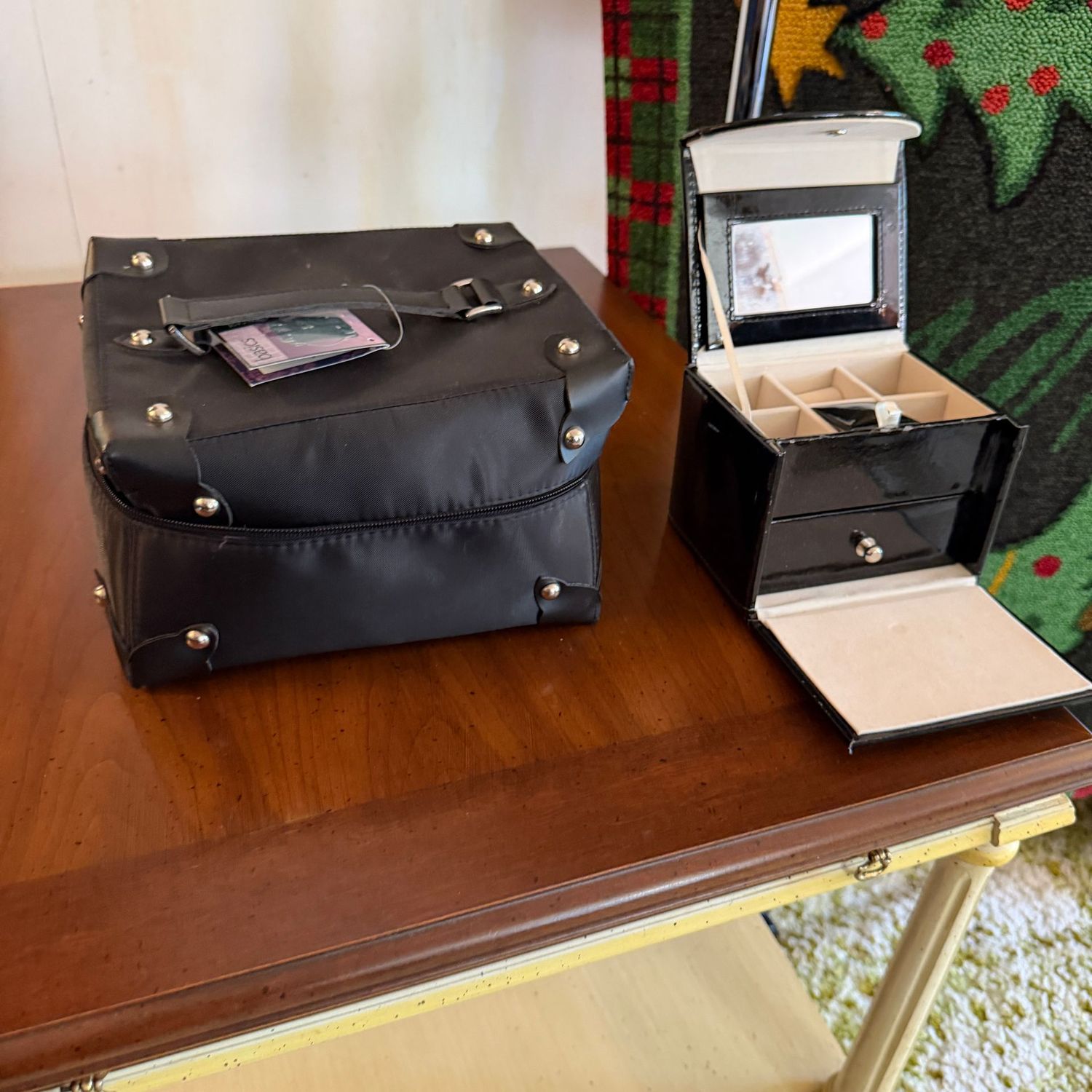 Travel makeup bag and jewelry box Travel makeup bag and jewelry box