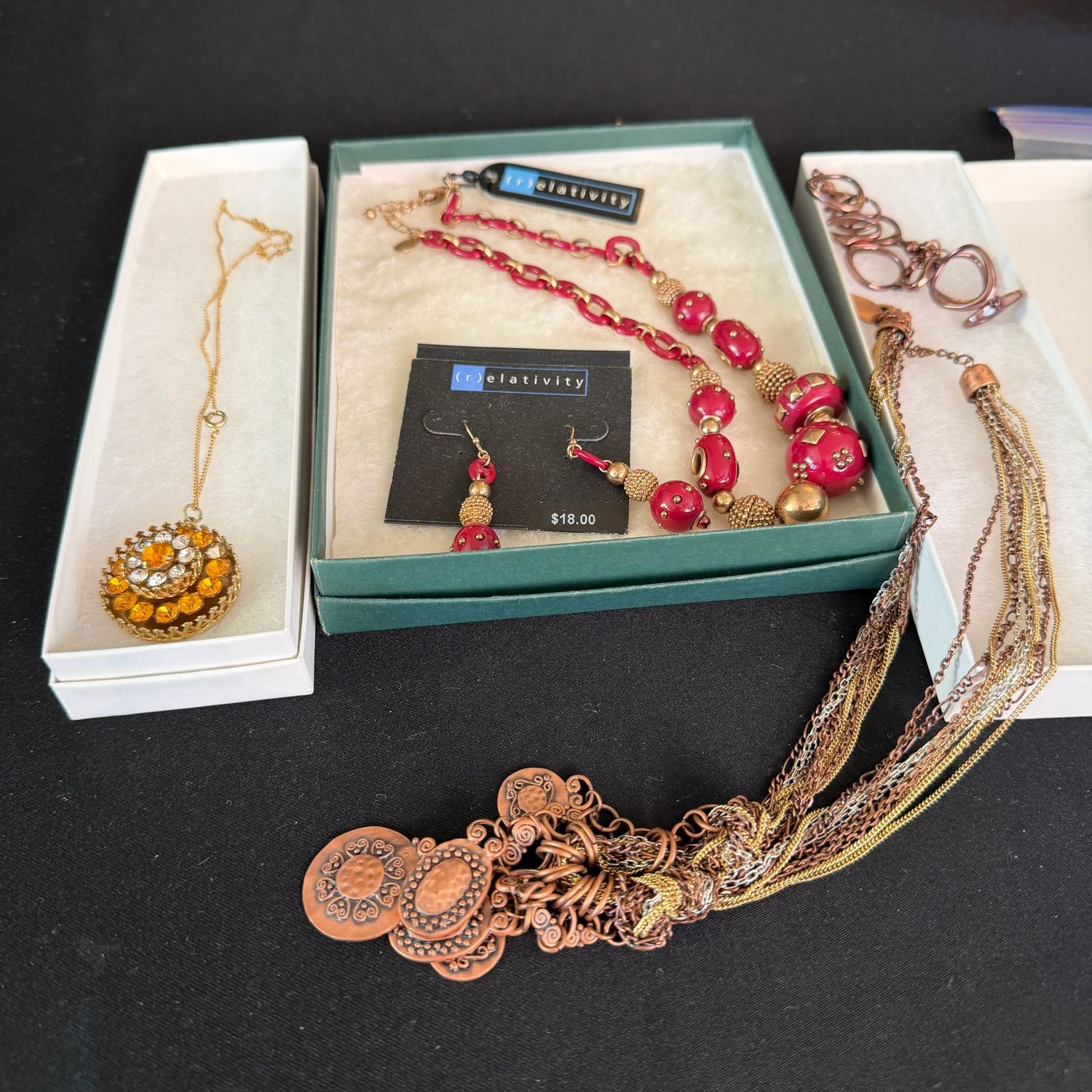 Jewelry lot R0378 variety of necklaces and pierced earrings Jewelry lot R0378 variety of necklaces and pierced earrings