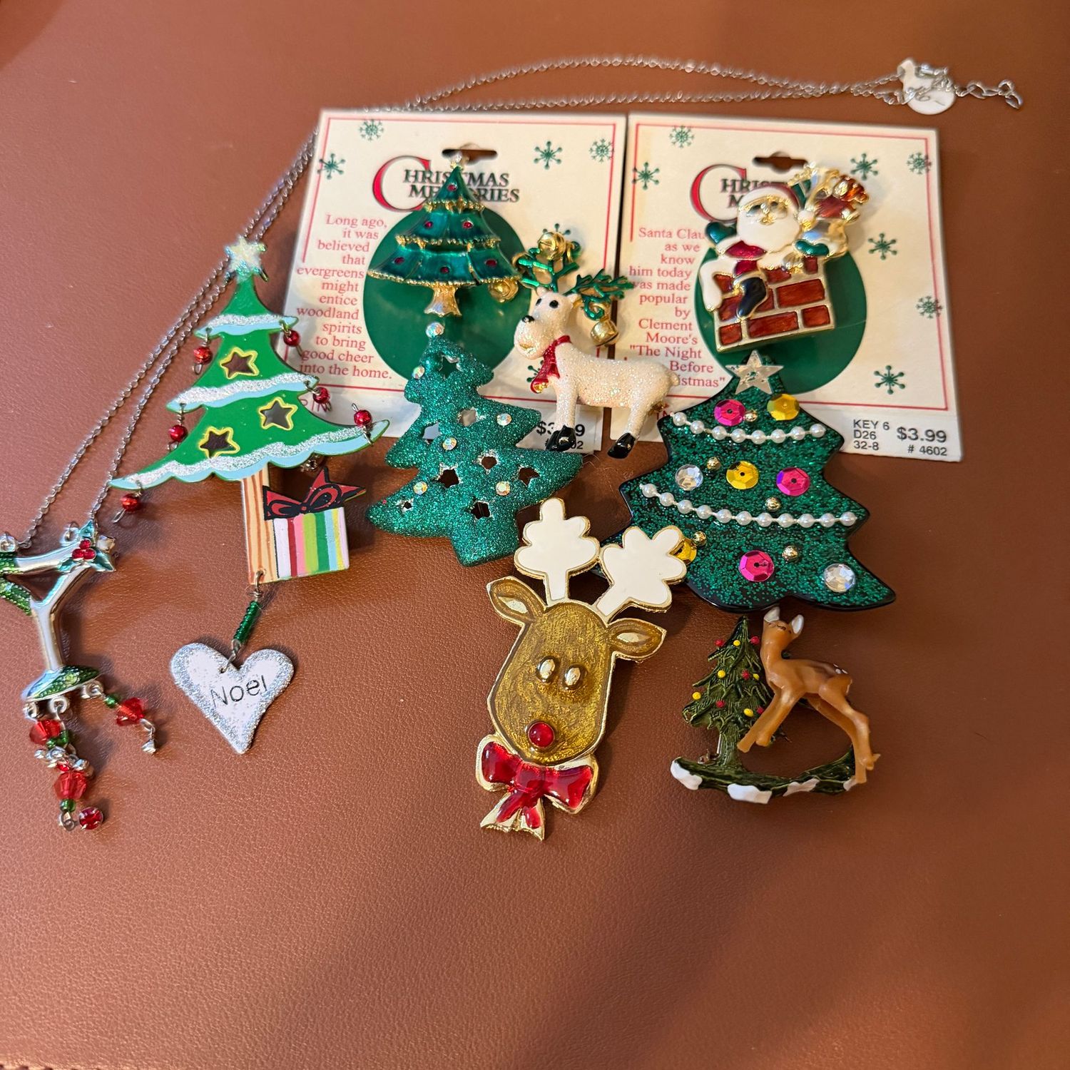 Jewelry lot R0182 Christmas brooches, plus a cocktail necklace Jewelry lot R0182 Christmas brooches, plus a cocktail necklace