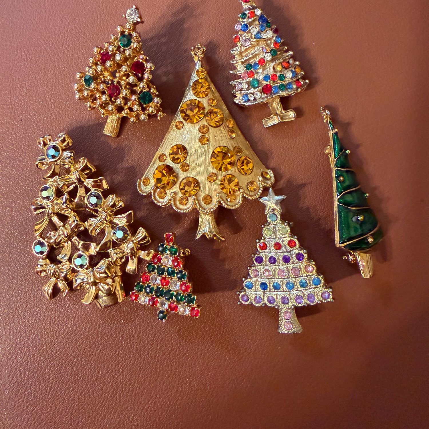 Jewelry lot R0189: Colorful variety of Christmas tree brooches, up to 2.5 Jewelry lot R0189: Colorful variety of Christmas tree brooches, up to 2.5"