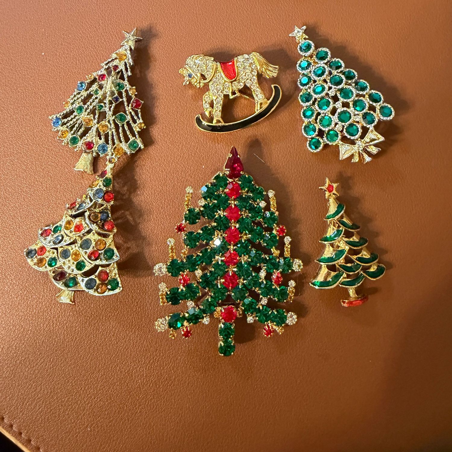 Jewelry lot R0192 Christmas tree and rocking horse brooches, up to 3 Jewelry lot R0192 Christmas tree and rocking horse brooches, up to 3"