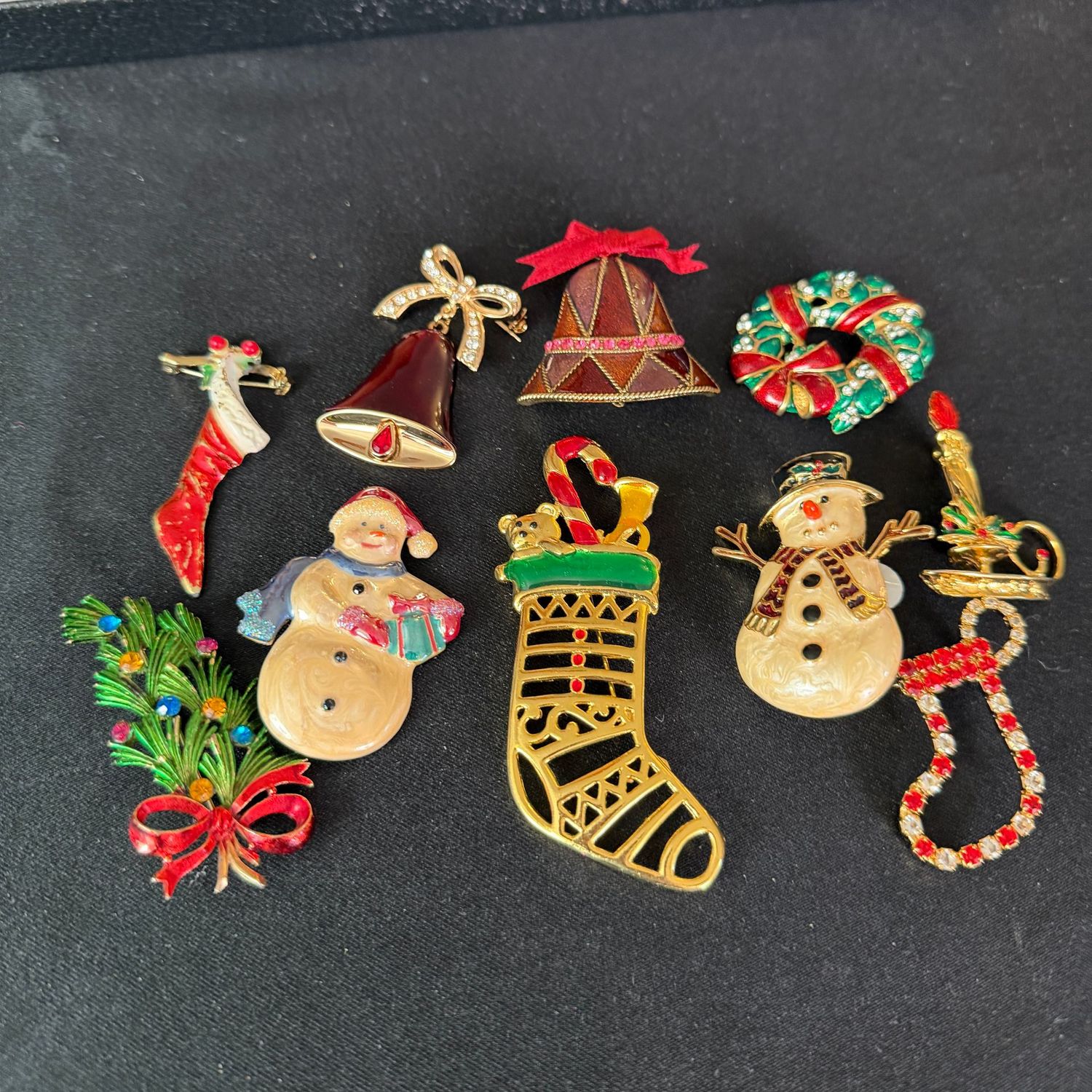 Jewelry lot R0393 fun grouping of Christmas brooches, up to 3 Jewelry lot R0393 fun grouping of Christmas brooches, up to 3"