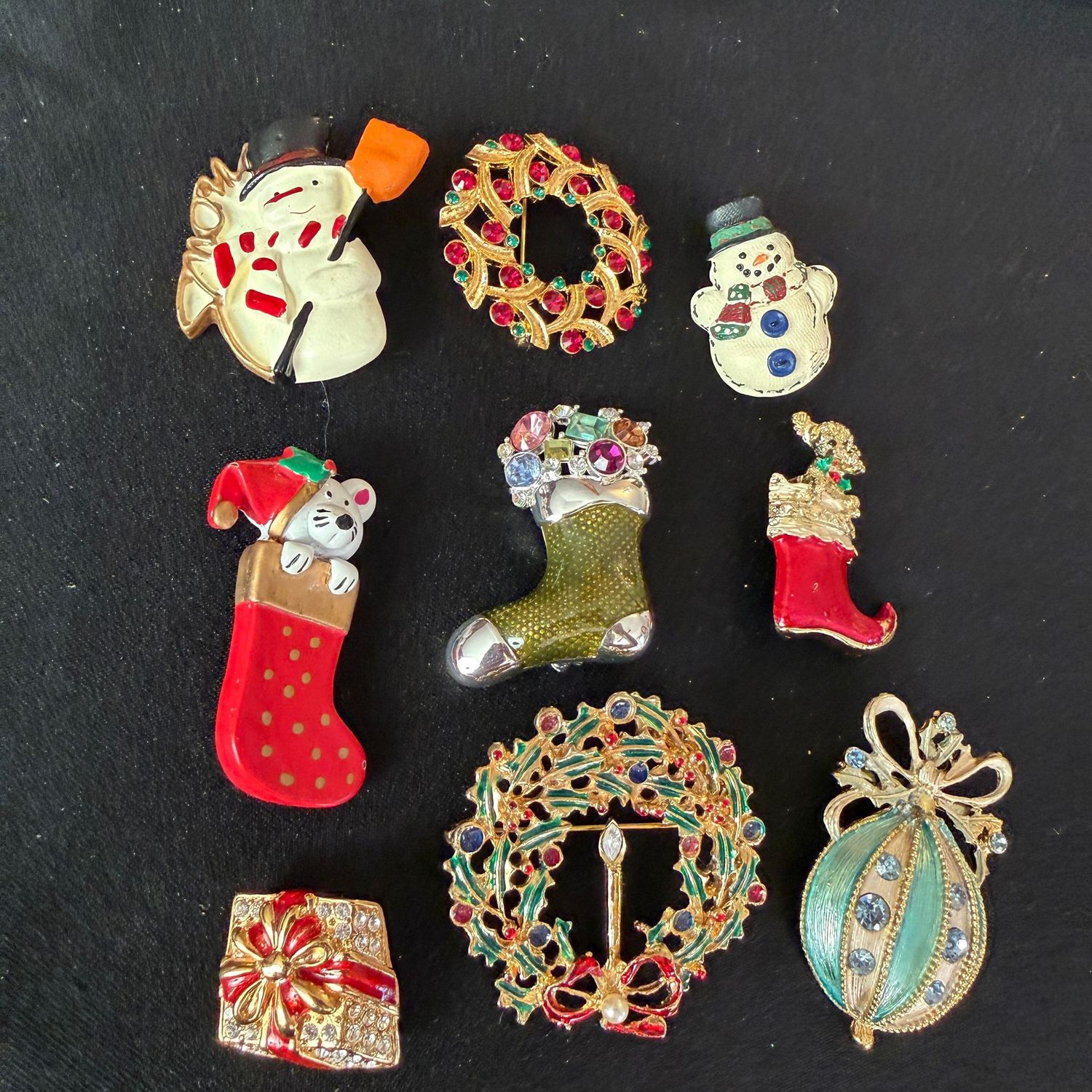 Jewelry lot R0395 Christmas pins, brooches, wreaths, stockings, snowmen Jewelry lot R0395 Christmas pins, brooches, wreaths, stockings, snowmen