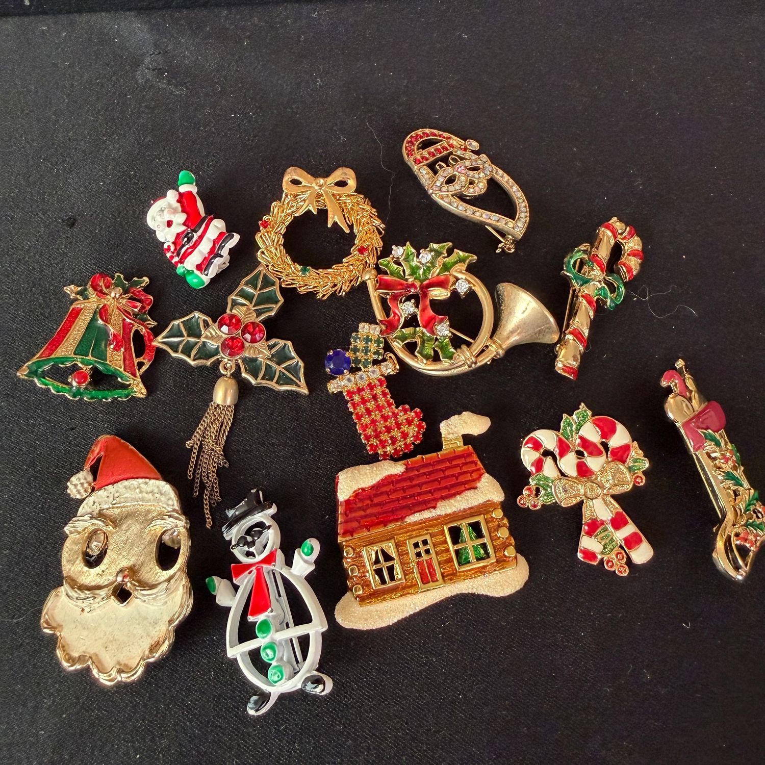 Jewelry lot R0397 jeweled and enameled Christmas brooches, Santas, candy canes, house Jewelry lot R0397 jeweled and enameled Christmas brooches, Santas, candy canes, house
