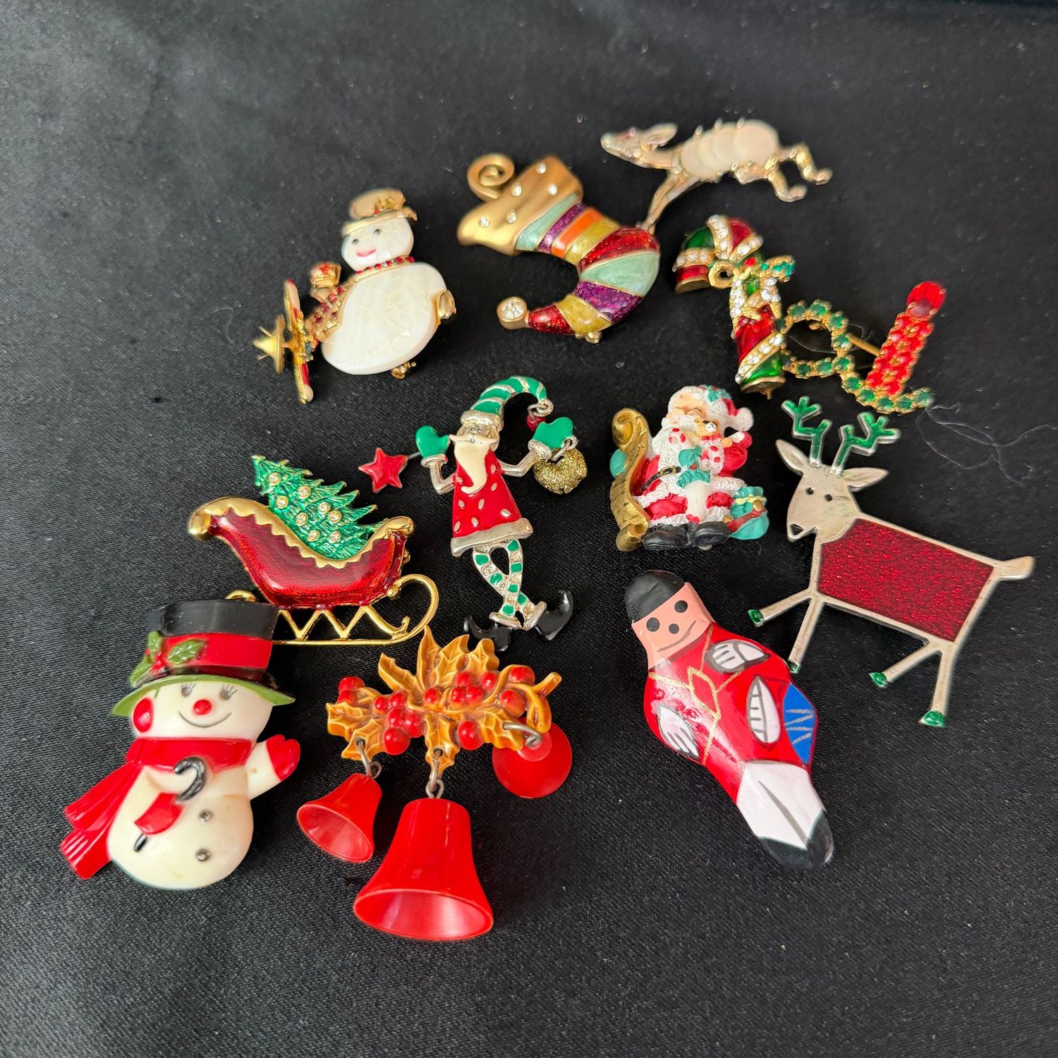 Jewelry lot R0400 variety of styles of Christmas pins and brooches Jewelry lot R0400 variety of styles of Christmas pins and brooches