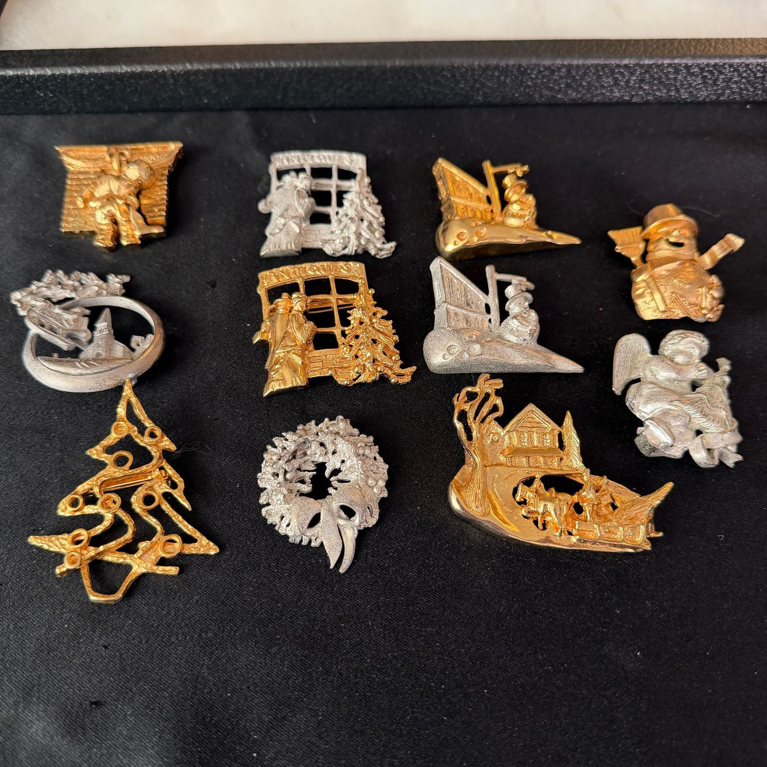 Jewelry lot R0404 Group of pewter-colored and gold-tone Raffine Christmas brooches, up to 2.5 Jewelry lot R0404 Group of pewter-colored and gold-tone Raffine Christmas brooches, up to 2.5"