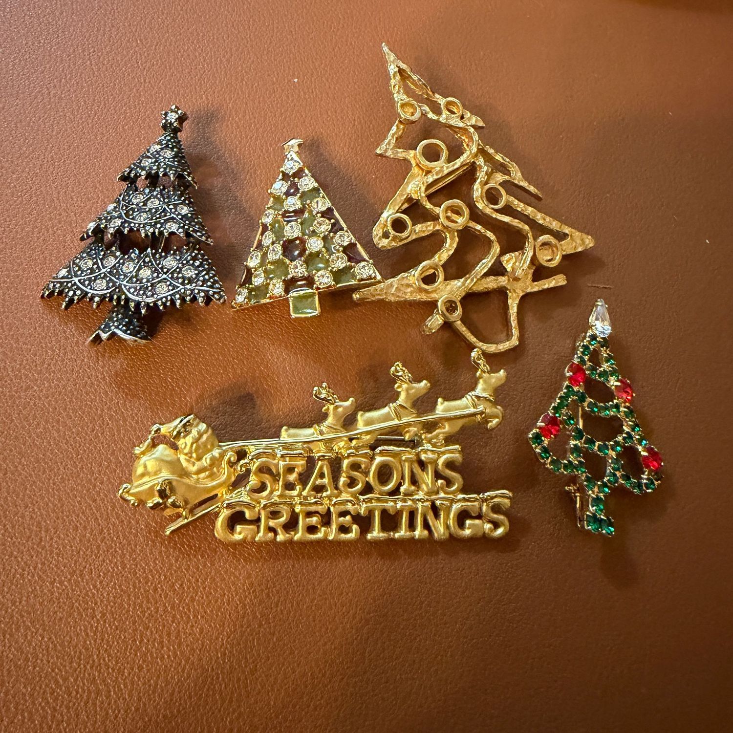 Jewelry lot R0185 Gold-tone, enameled, and rhinestone Christmas brooches, up to 2.5 Jewelry lot R0185 Gold-tone, enameled, and rhinestone Christmas brooches, up to 2.5"